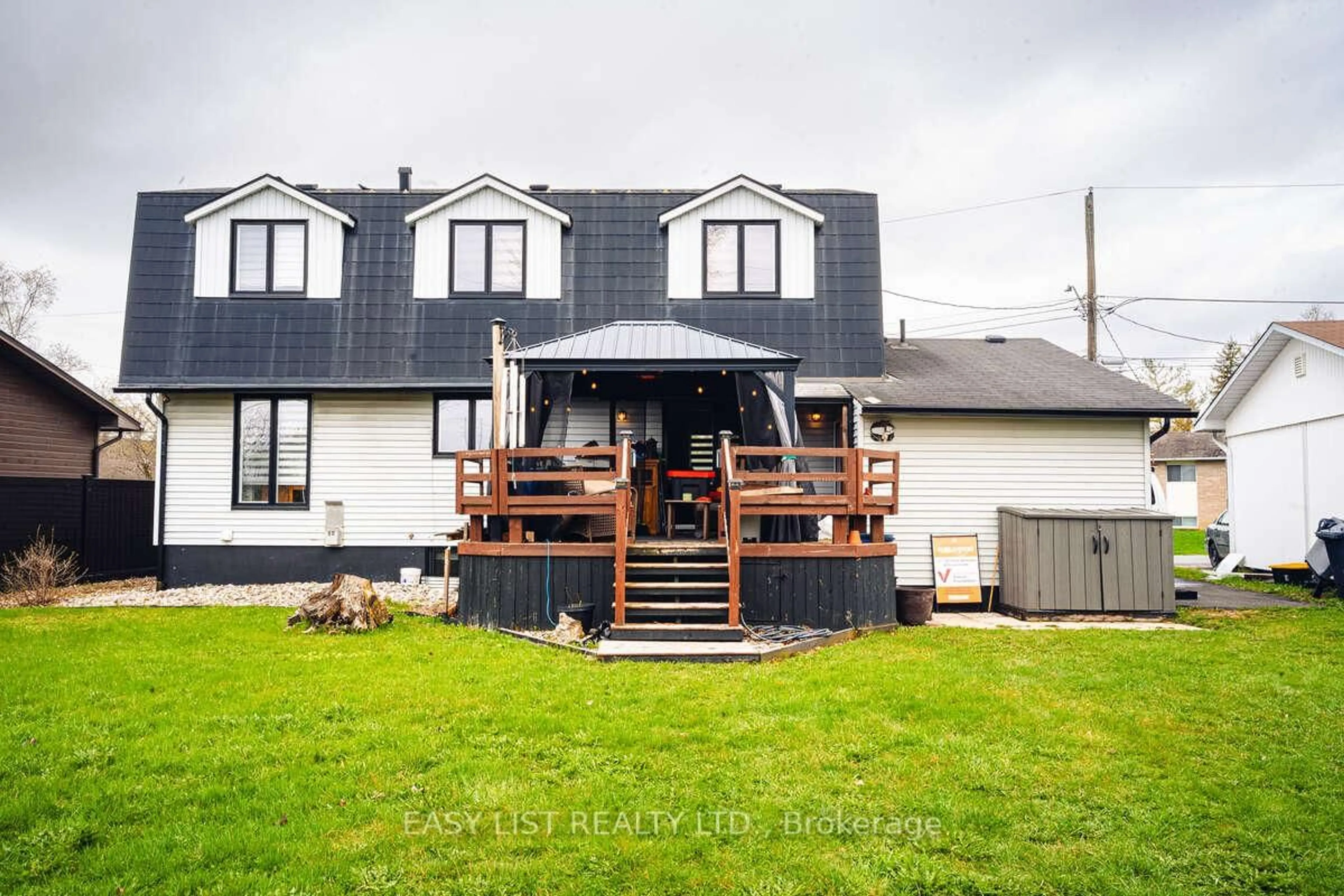 A pic from outside/outdoor area/front of a property/back of a property/a pic from drone, unknown for 1119 St-Jacques St, Clarence-Rockland Ontario K4K 1B4