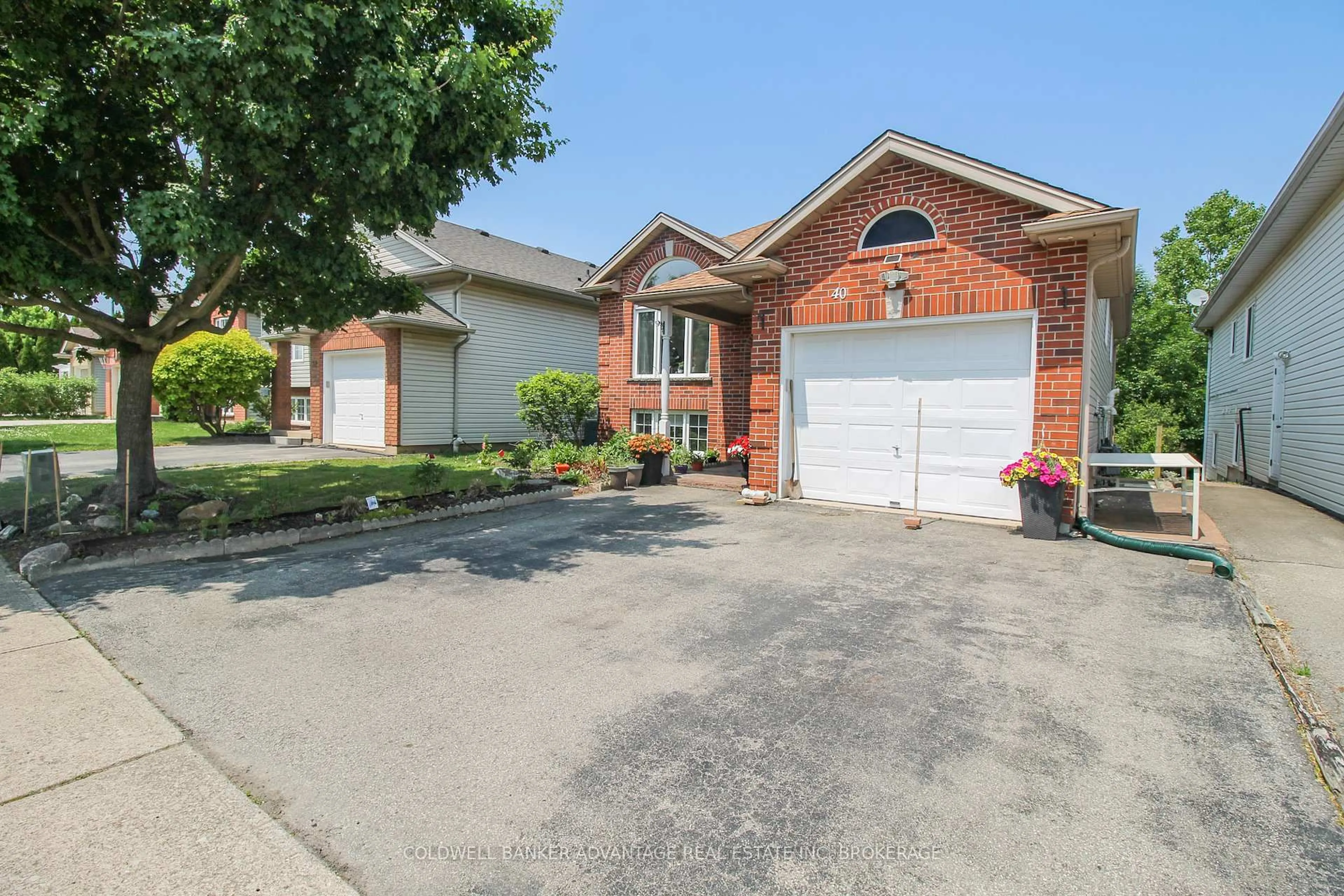 Home with brick exterior material, street for 40 Gretel Dr, Welland Ontario L3C 7H6