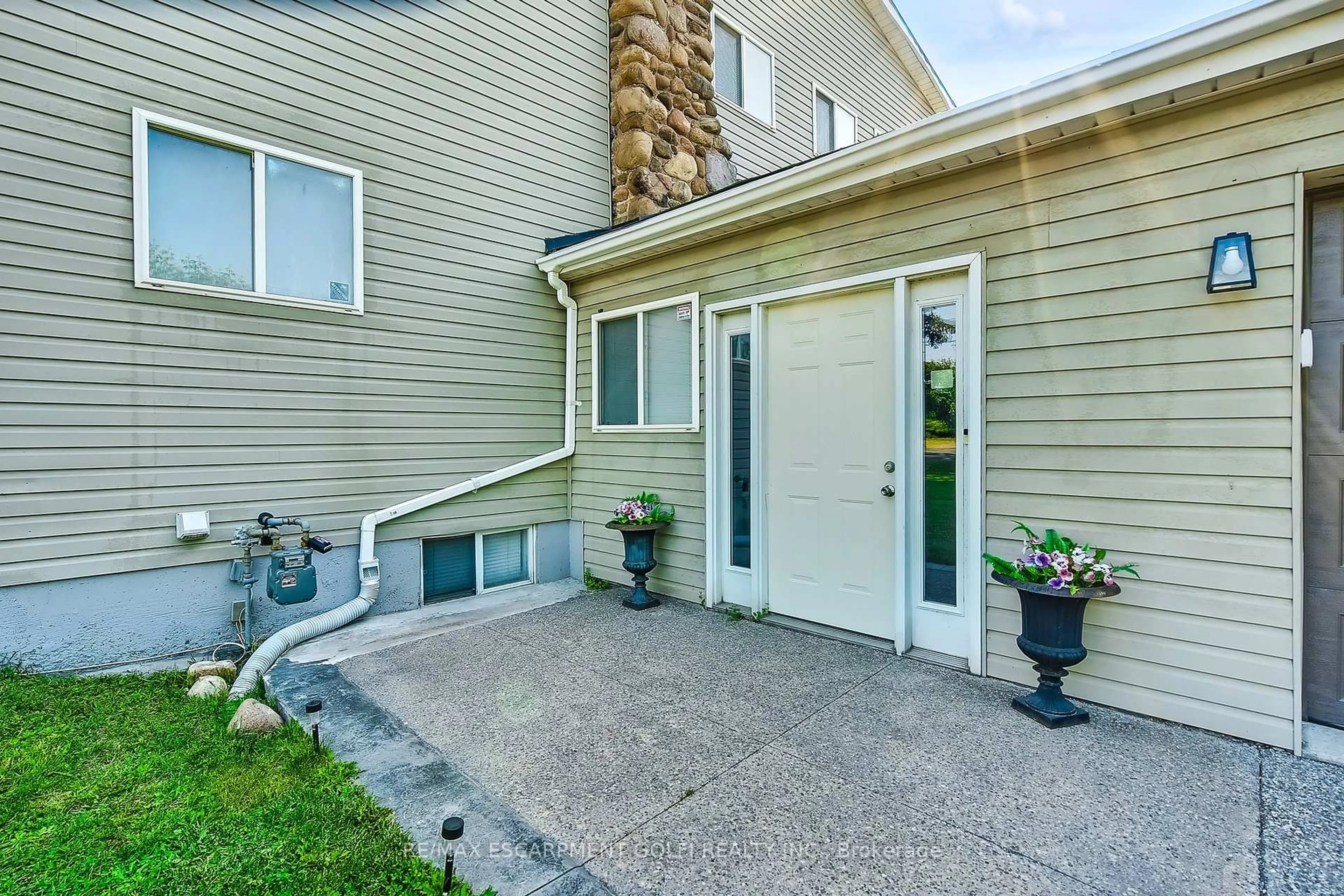 Patio, unknown for 322 Jones Rd, Hamilton Ontario L8E 5N2