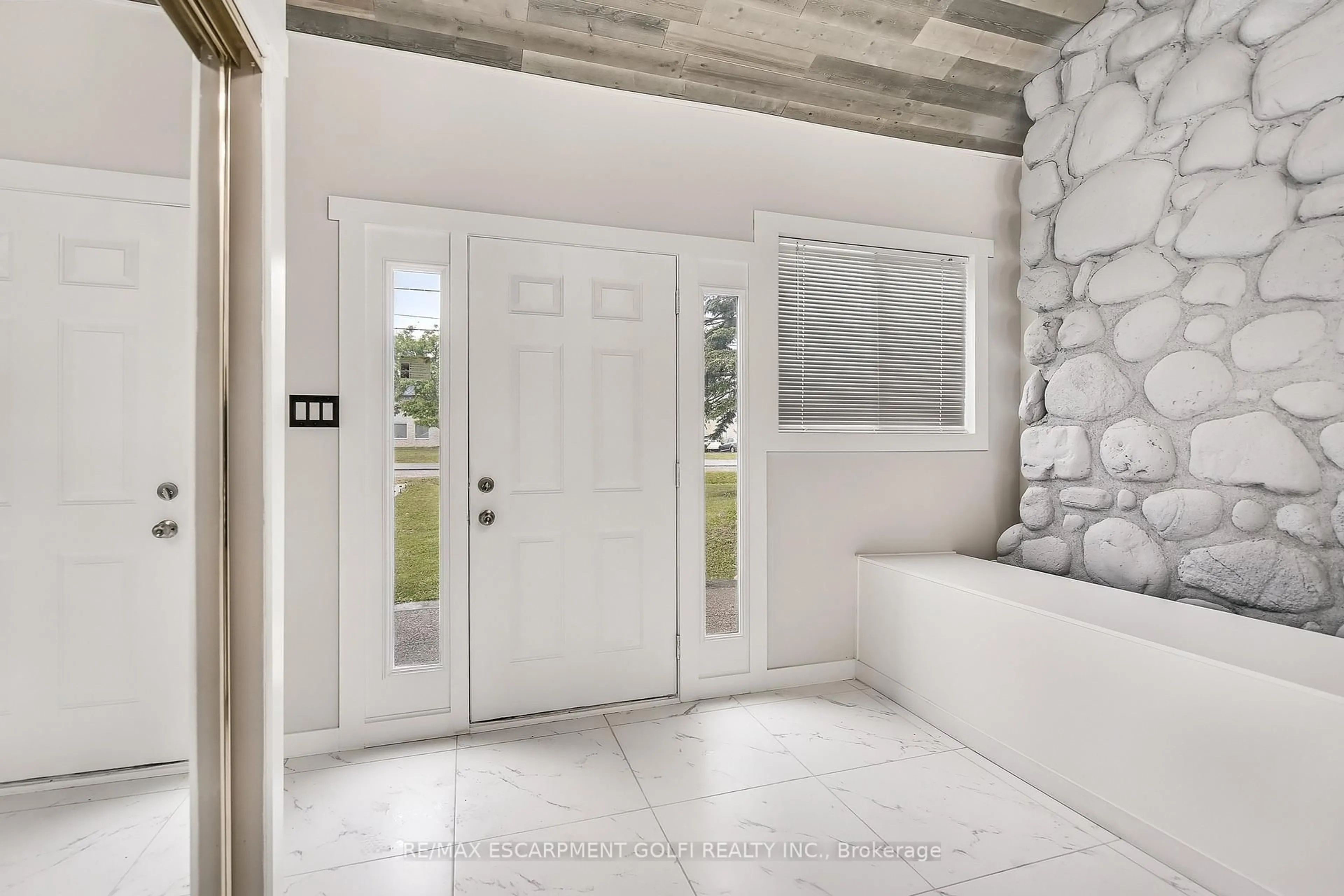Indoor entryway for 322 Jones Rd, Hamilton Ontario L8E 5N2