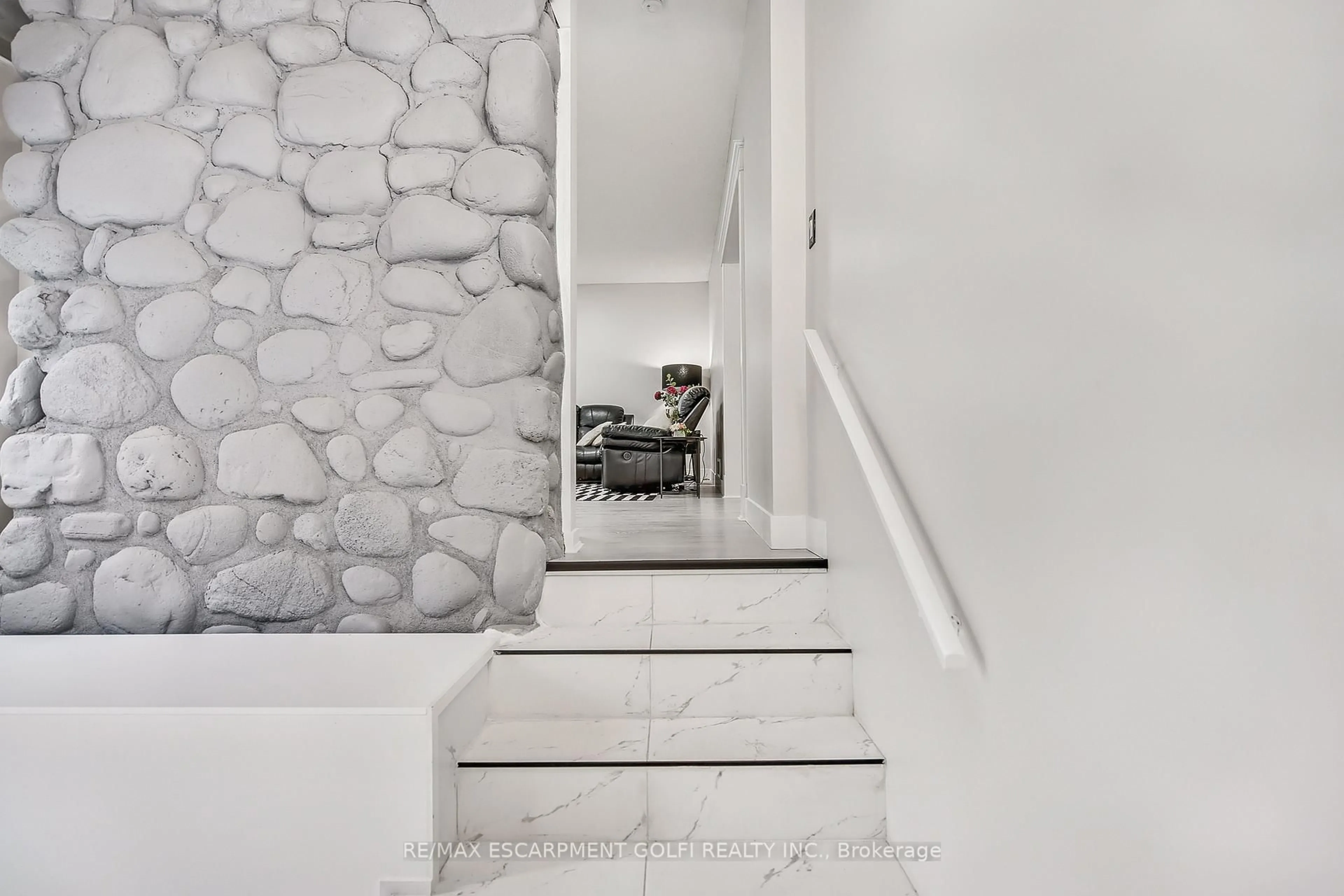 Unknown for 322 Jones Rd, Hamilton Ontario L8E 5N2