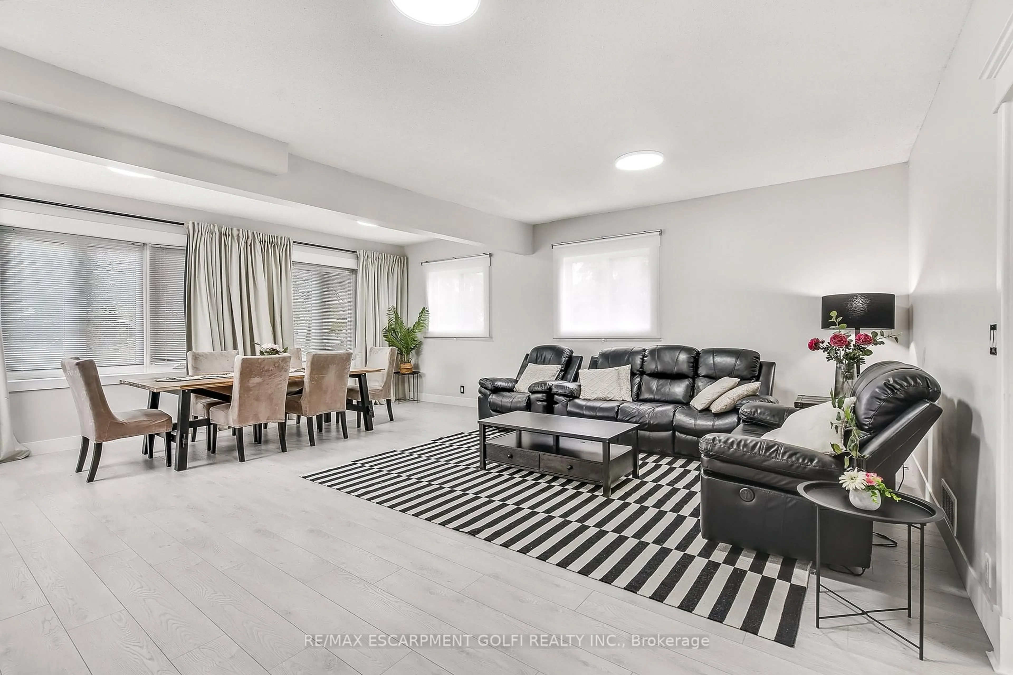 Living room with furniture, unknown for 322 Jones Rd, Hamilton Ontario L8E 5N2