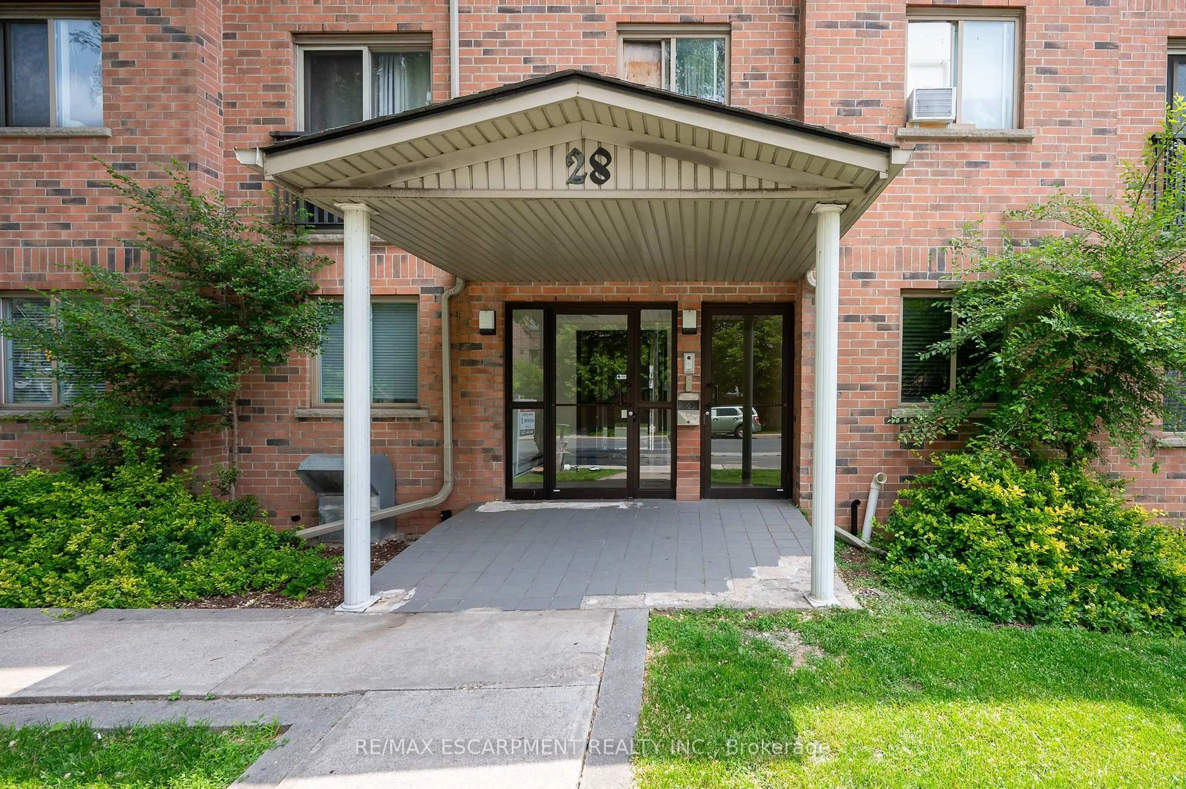 Indoor foyer for 28 Victoria Ave #102, Hamilton Ontario L8L 5E1