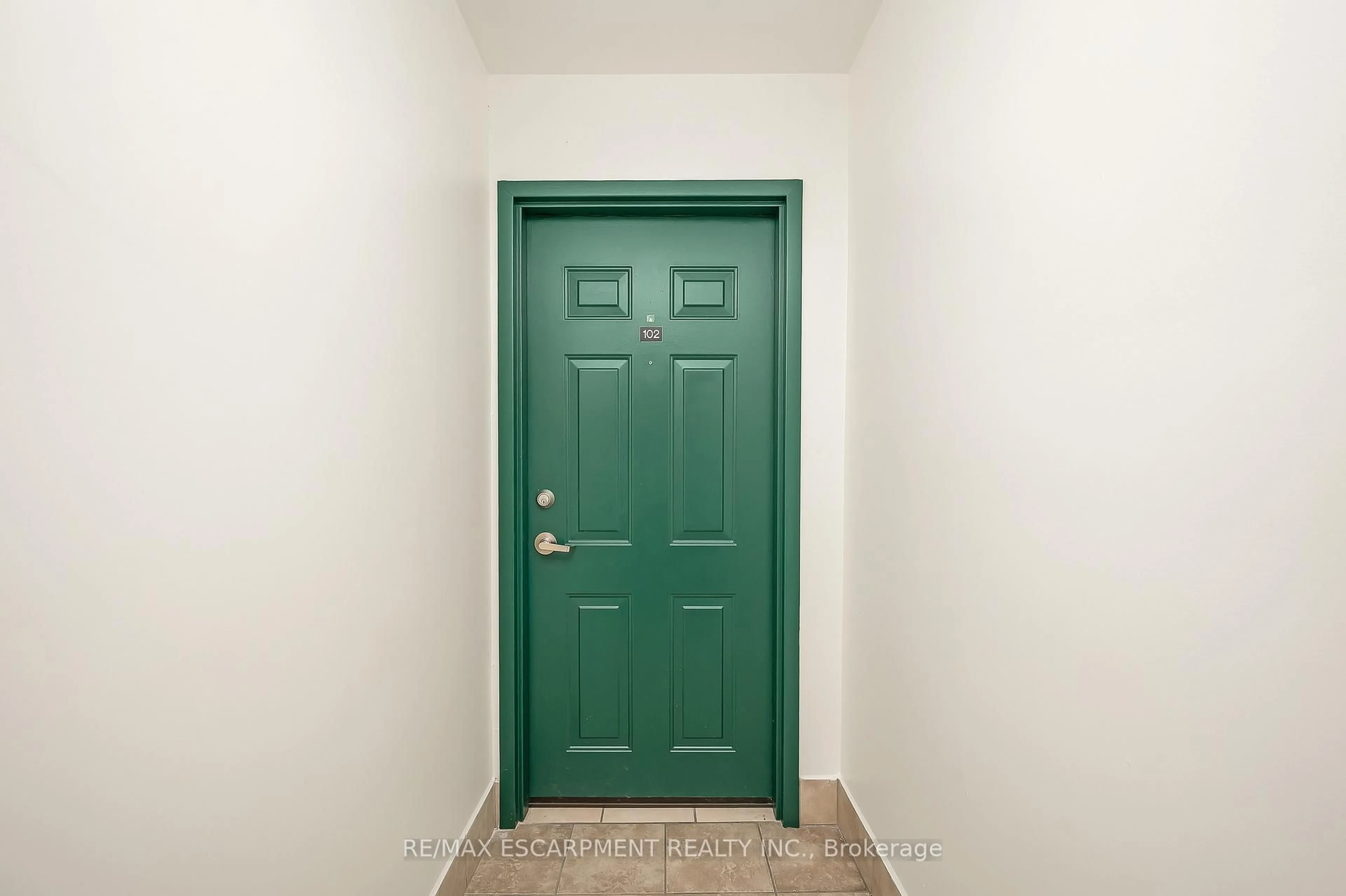 Indoor entryway for 28 Victoria Ave #102, Hamilton Ontario L8L 5E1