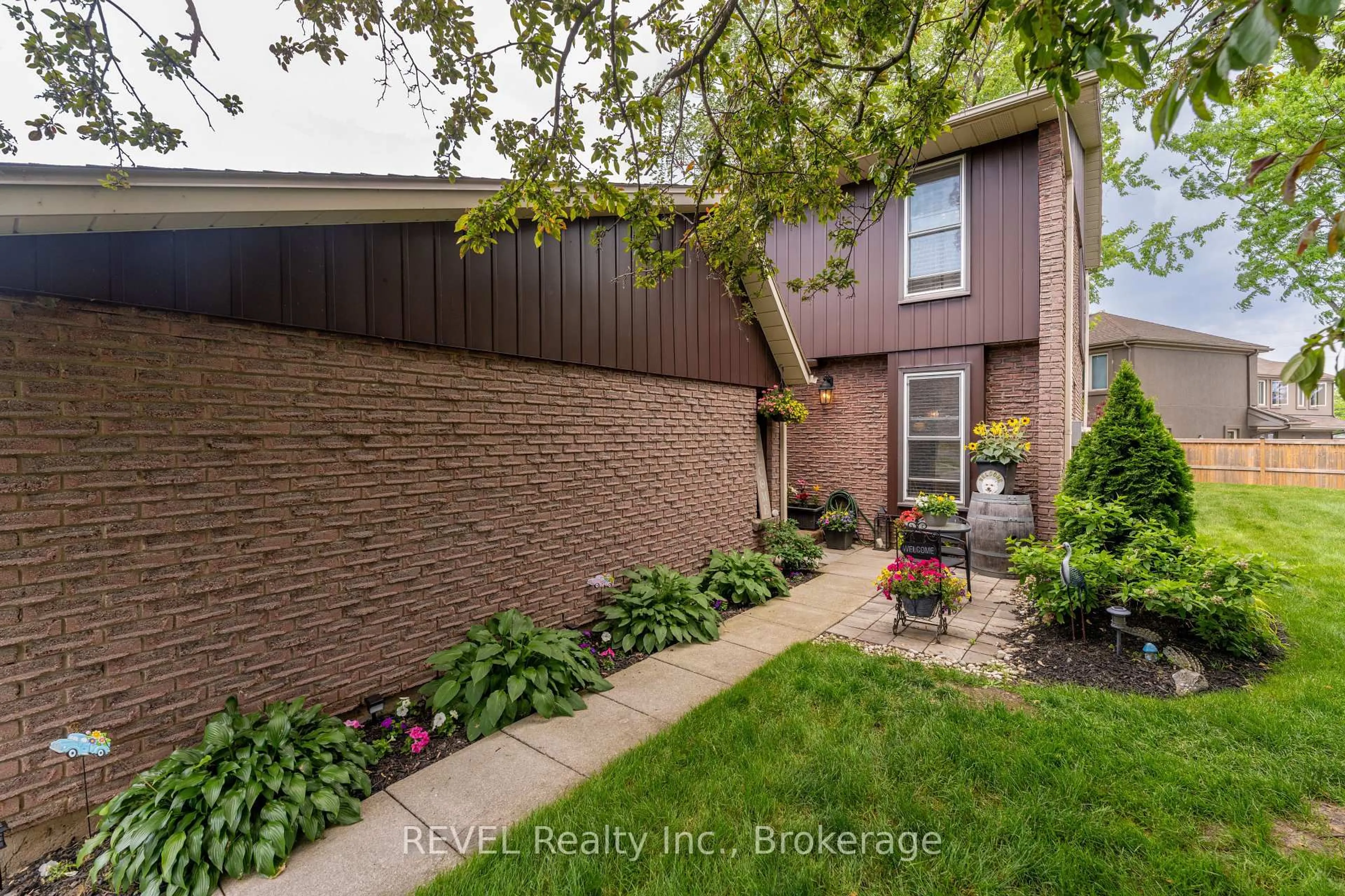 Home with brick exterior material, street for 122 LAKESHORE Rd #64, St. Catharines Ontario L2N 6N6