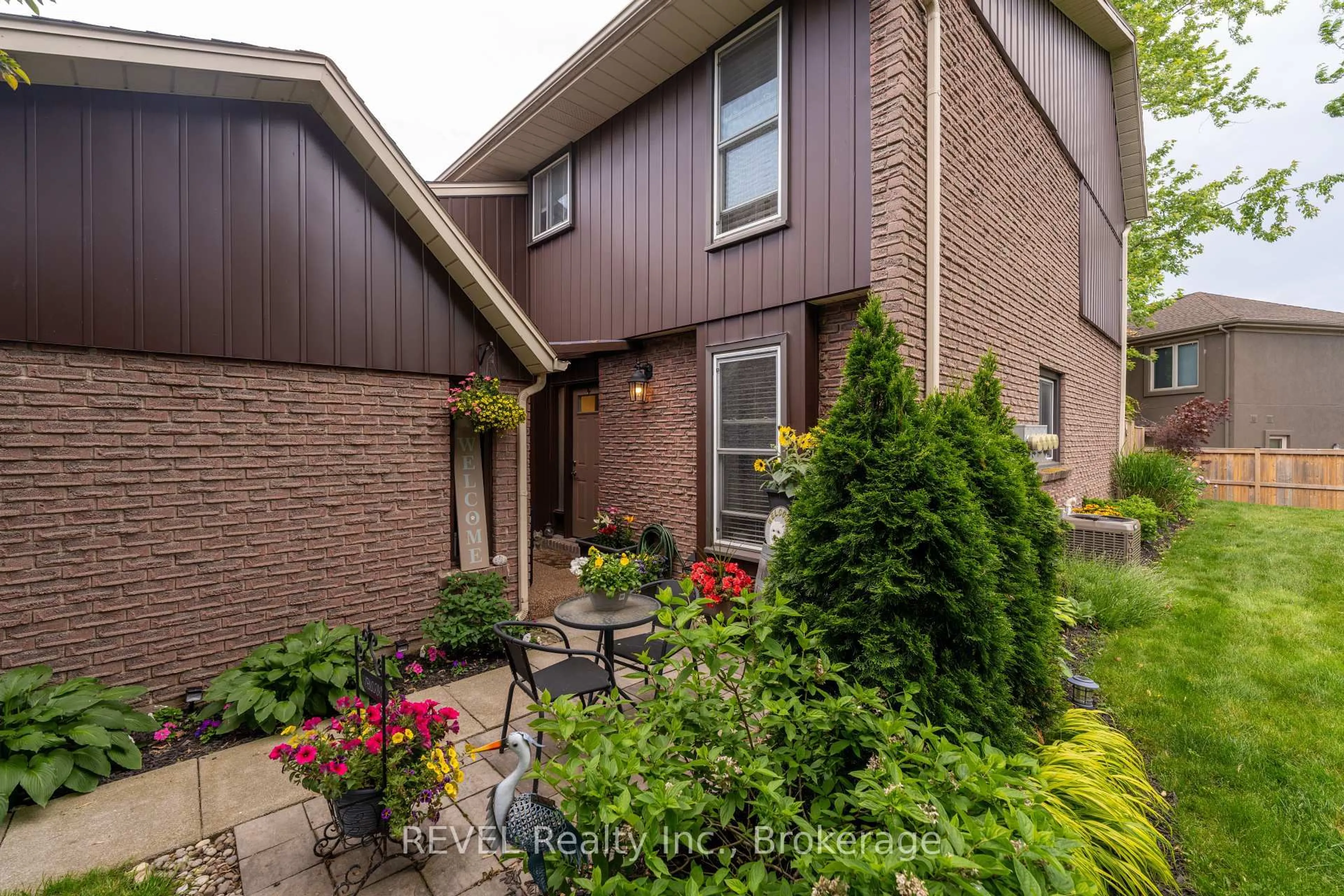 Home with brick exterior material, street for 122 LAKESHORE Rd #64, St. Catharines Ontario L2N 6N6