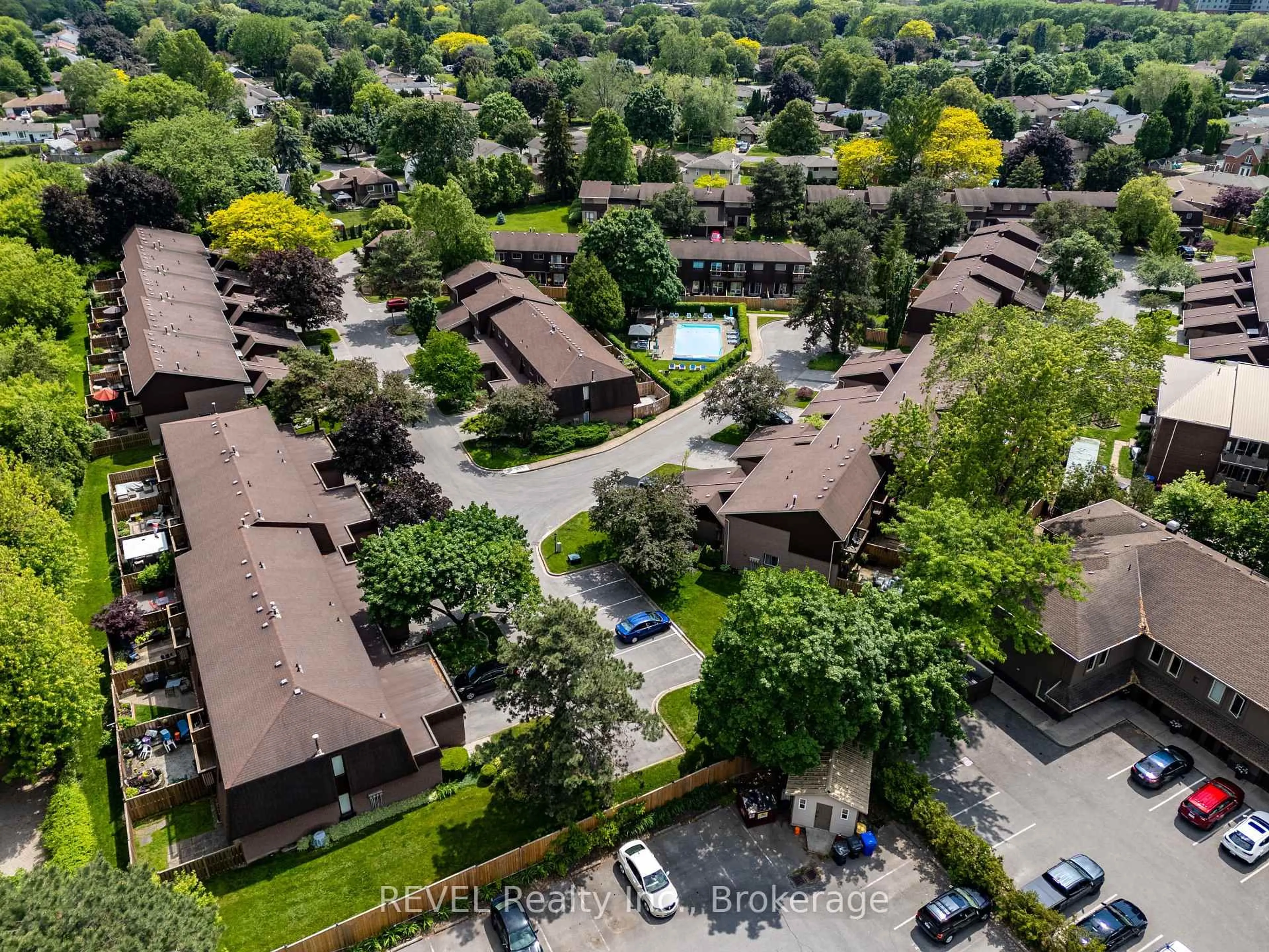 A pic from outside/outdoor area/front of a property/back of a property/a pic from drone, unknown for 122 LAKESHORE Rd #64, St. Catharines Ontario L2N 6N6