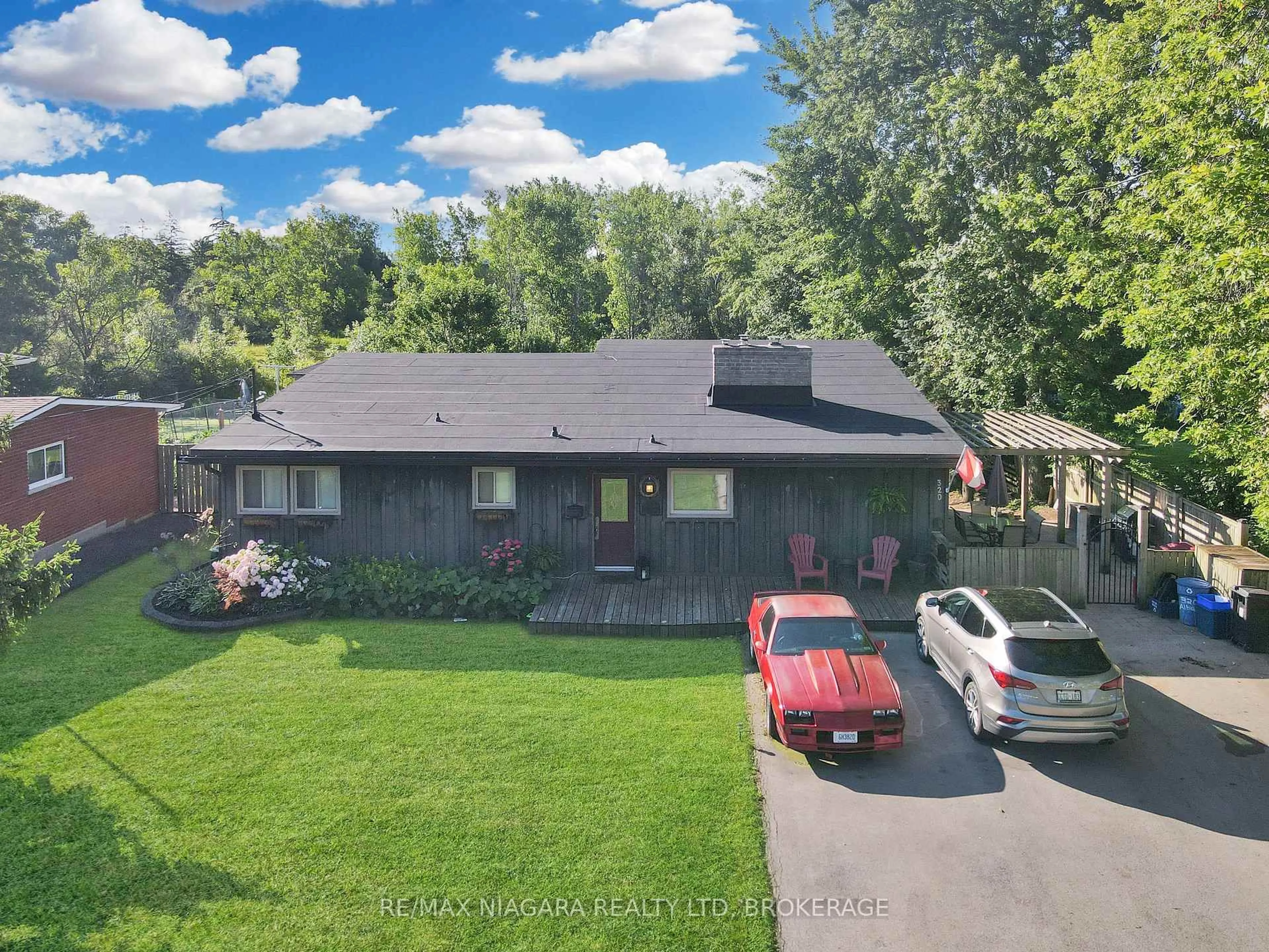 A pic from outside/outdoor area/front of a property/back of a property/a pic from drone, street for 320 Albany St, Fort Erie Ontario L2A 1L9