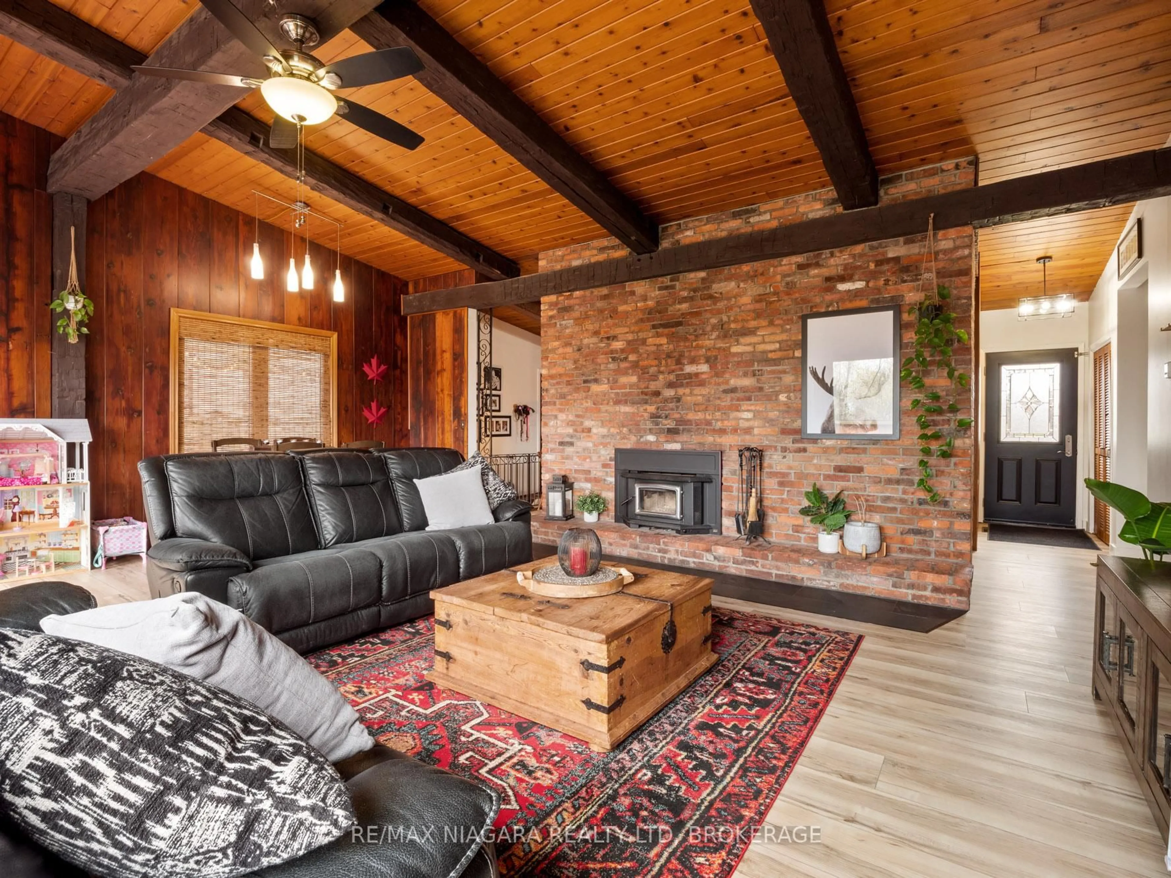 Living room with furniture, wood/laminate floor for 320 Albany St, Fort Erie Ontario L2A 1L9