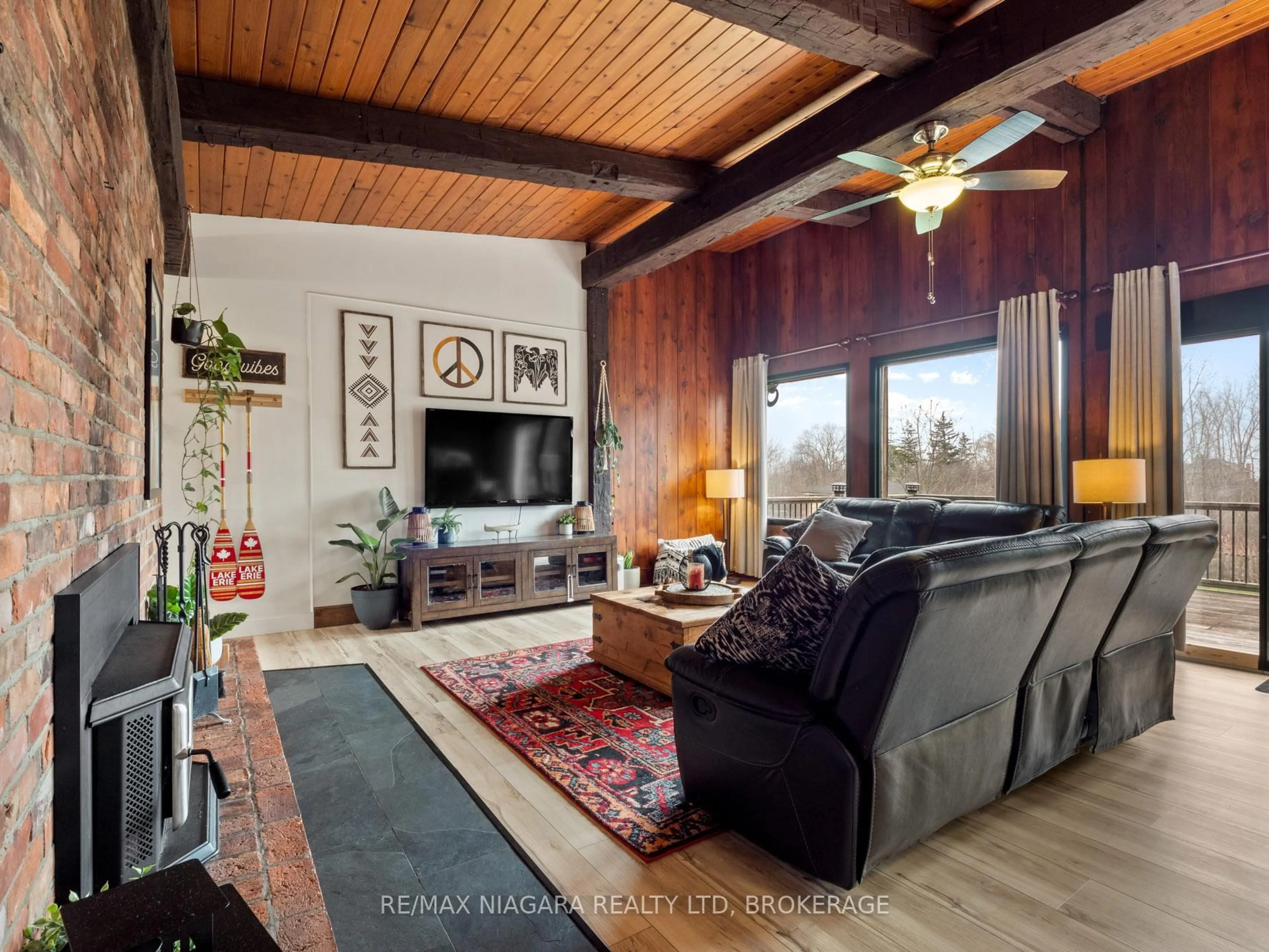 Living room with furniture, wood/laminate floor for 320 Albany St, Fort Erie Ontario L2A 1L9