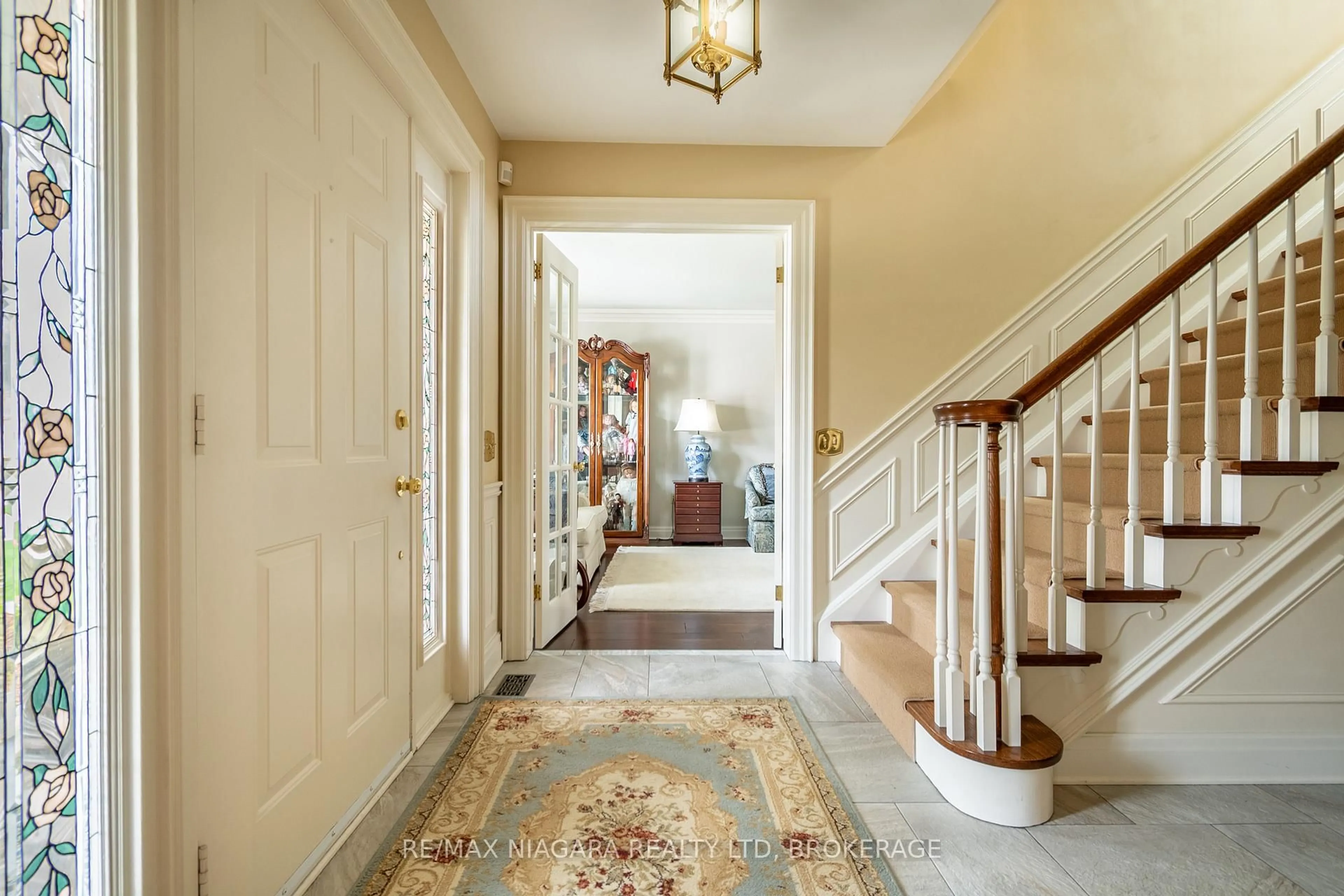 Indoor foyer for 101 Port Master Dr, St. Catharines Ontario L2N 7H5