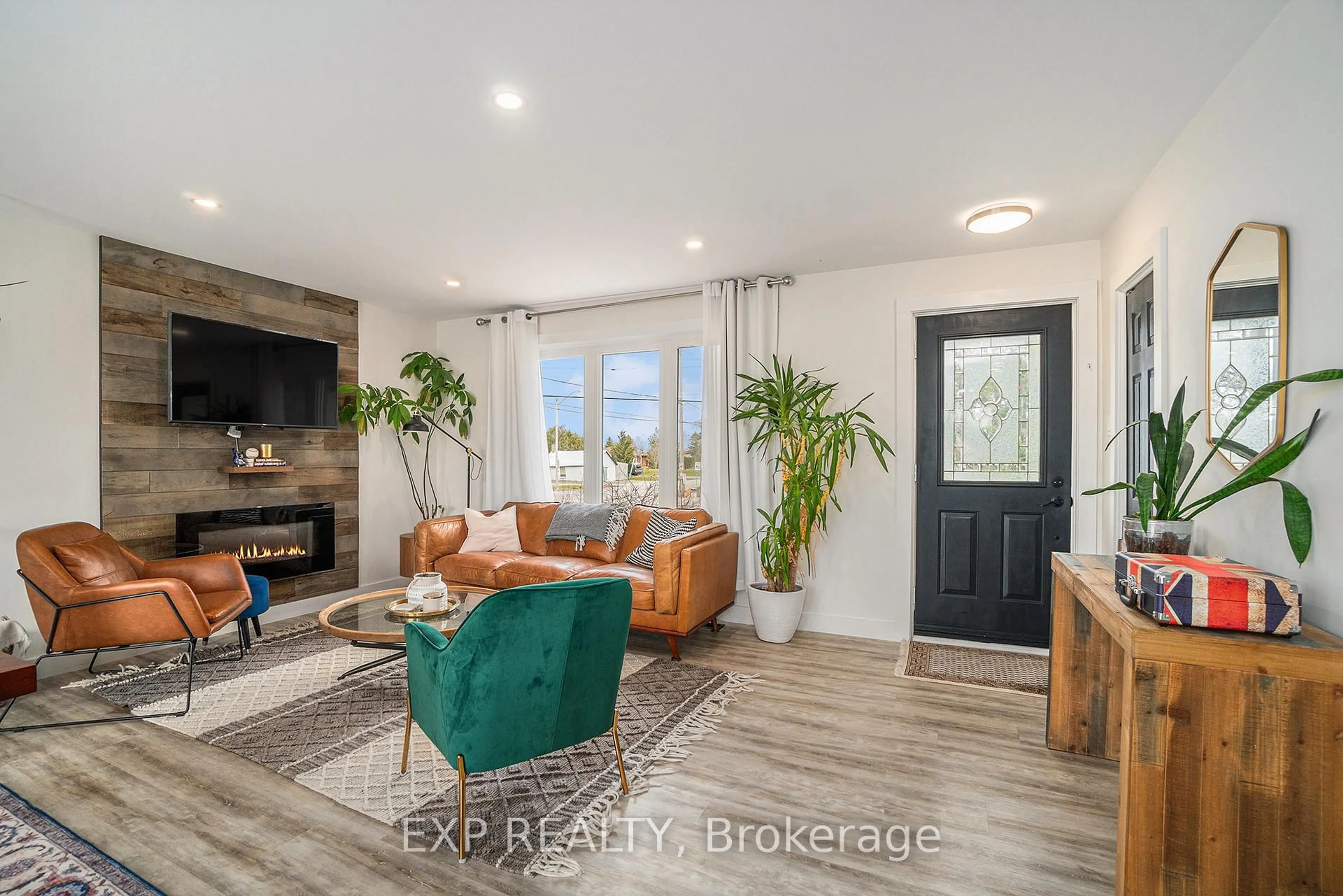 Living room with furniture, unknown for 2462 Dunning Rd, Sarsfield Ontario K0A 3E0