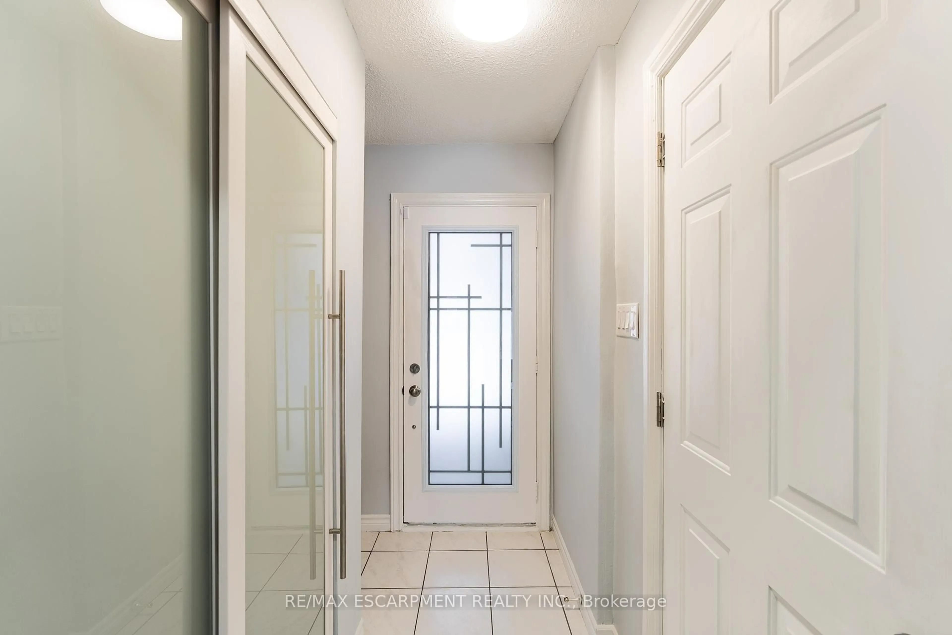 Indoor entryway for 68 Gledhill Cres, Hamilton Ontario L9C 6H4