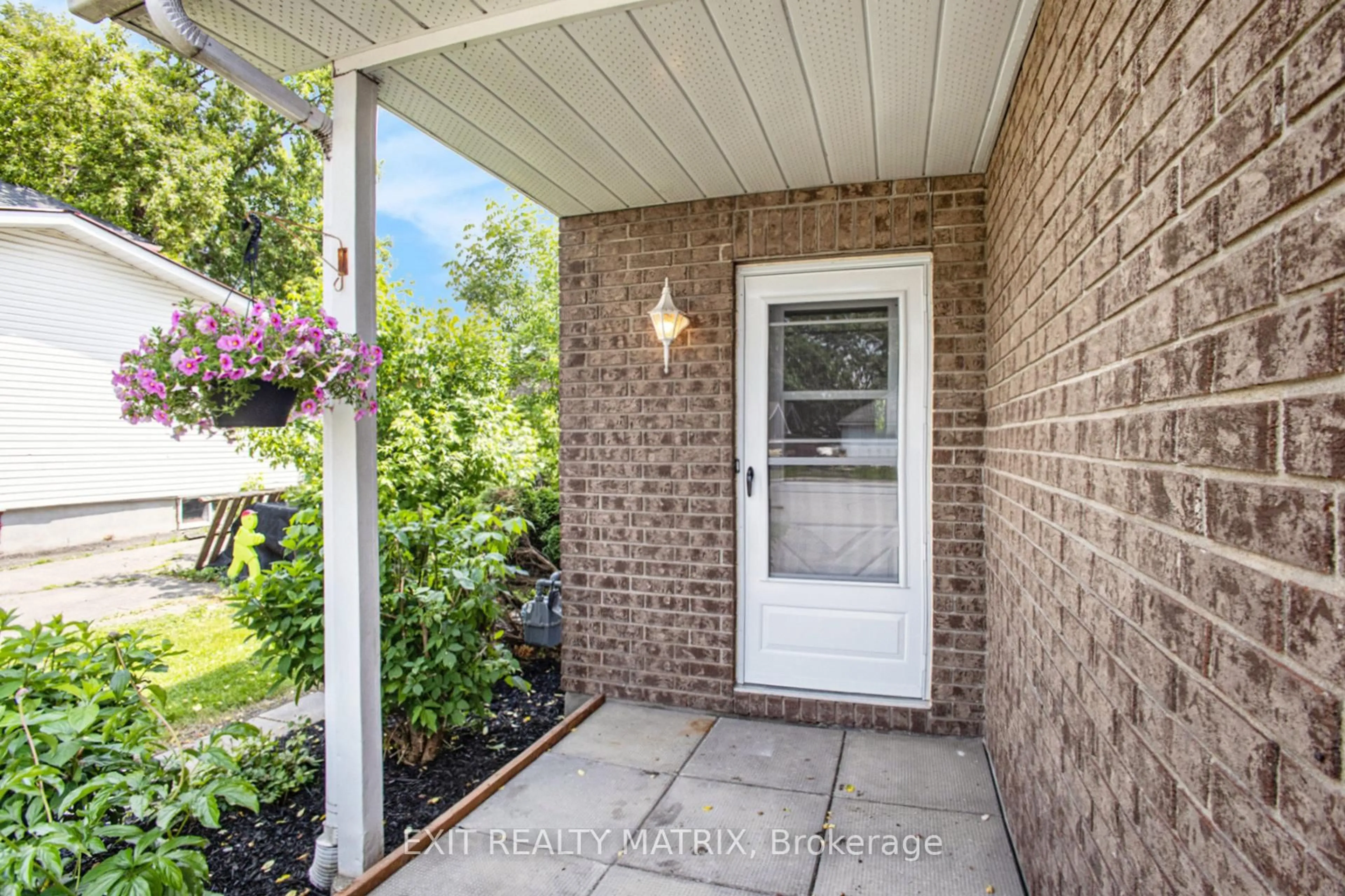 Indoor entryway for 45 Forget St, Russell Ontario K0A 1W0