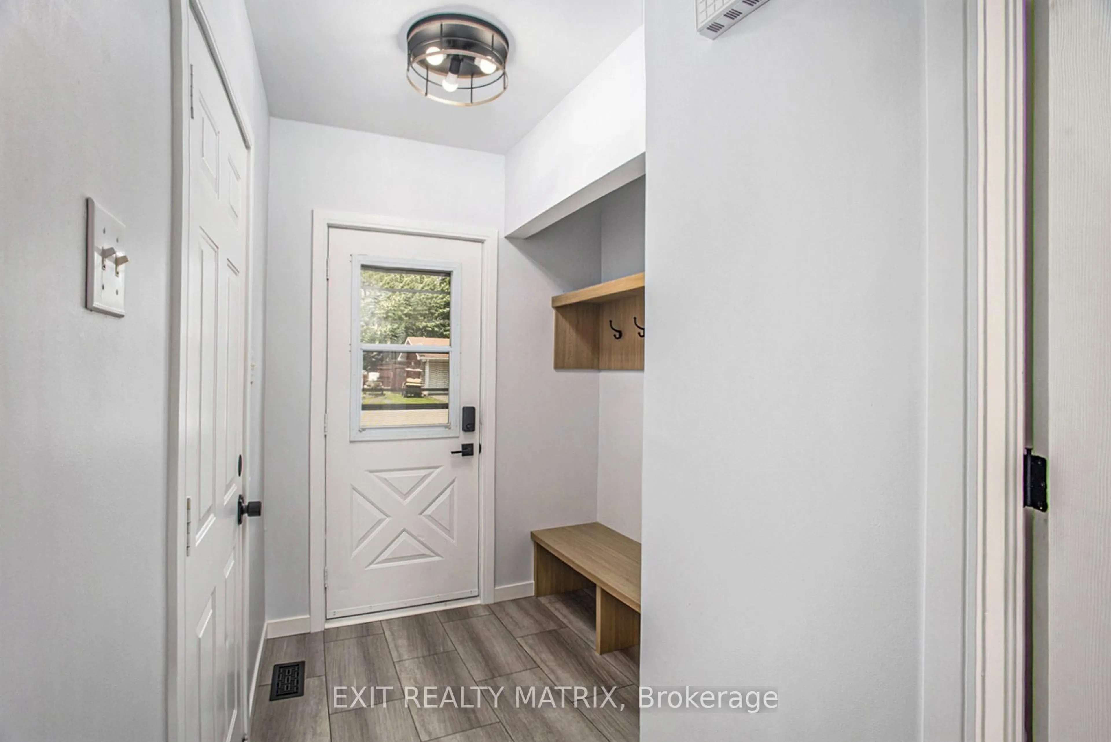 Indoor entryway for 45 Forget St, Russell Ontario K0A 1W0