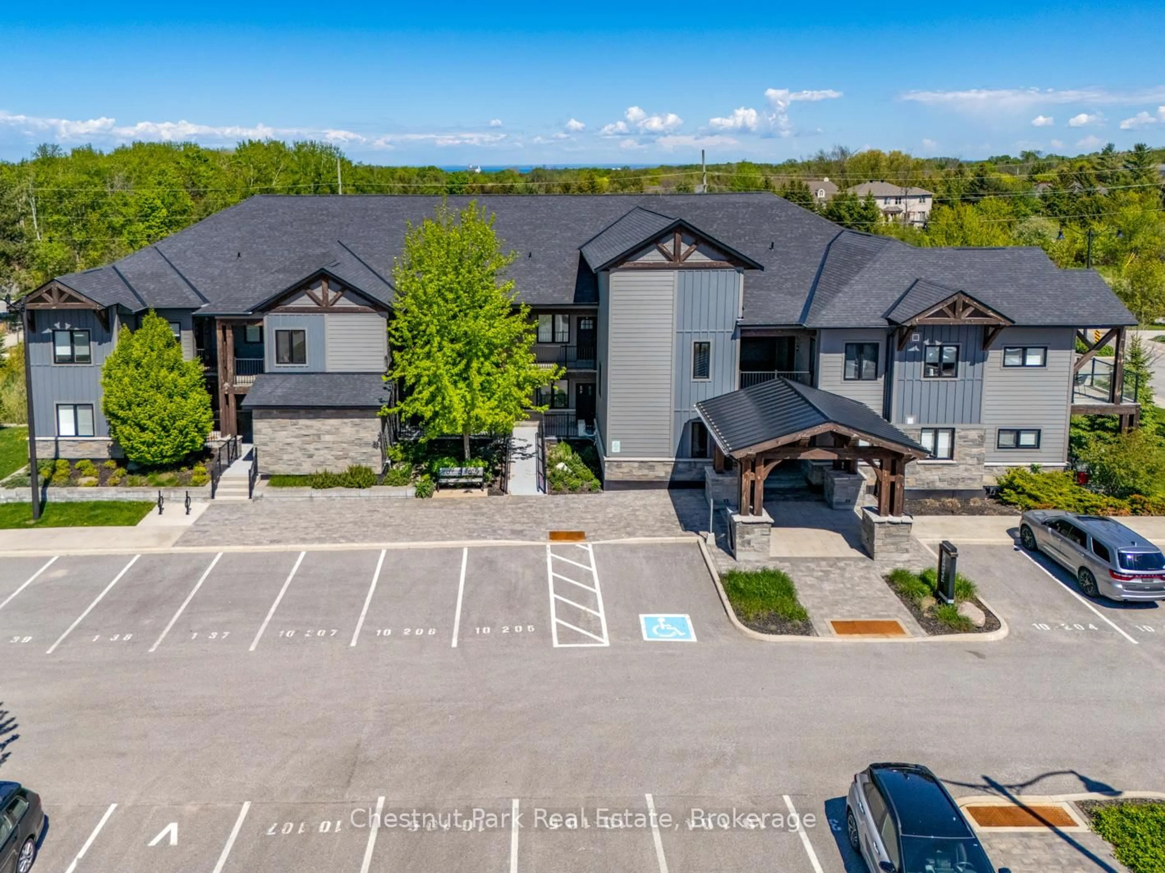 A pic from outside/outdoor area/front of a property/back of a property/a pic from drone, unknown for 10 Beckwith Lane #106, Blue Mountains Ontario L9Y 0A4