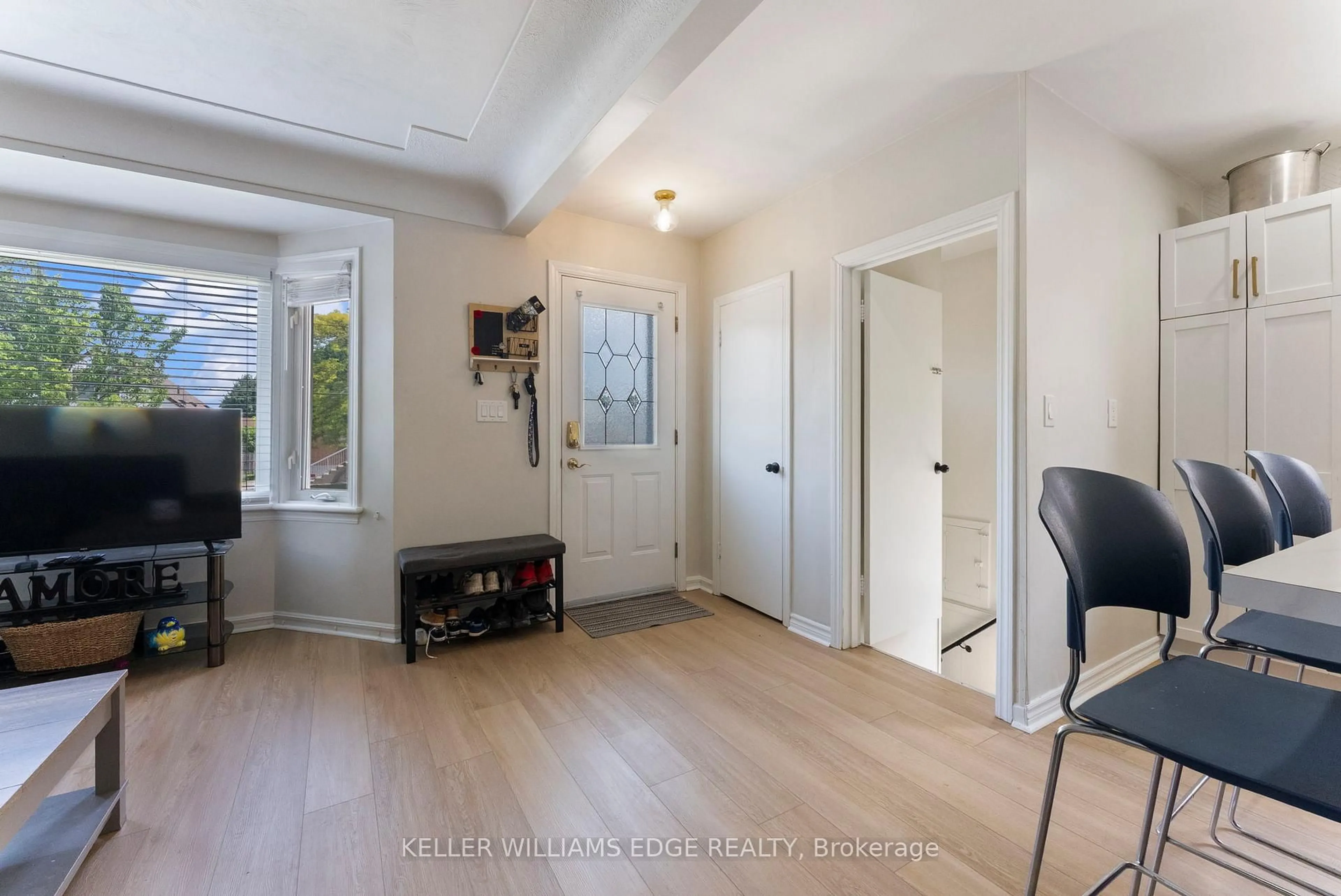 Indoor entryway for 280 Montrose Ave, Hamilton Ontario L8K 4Z6