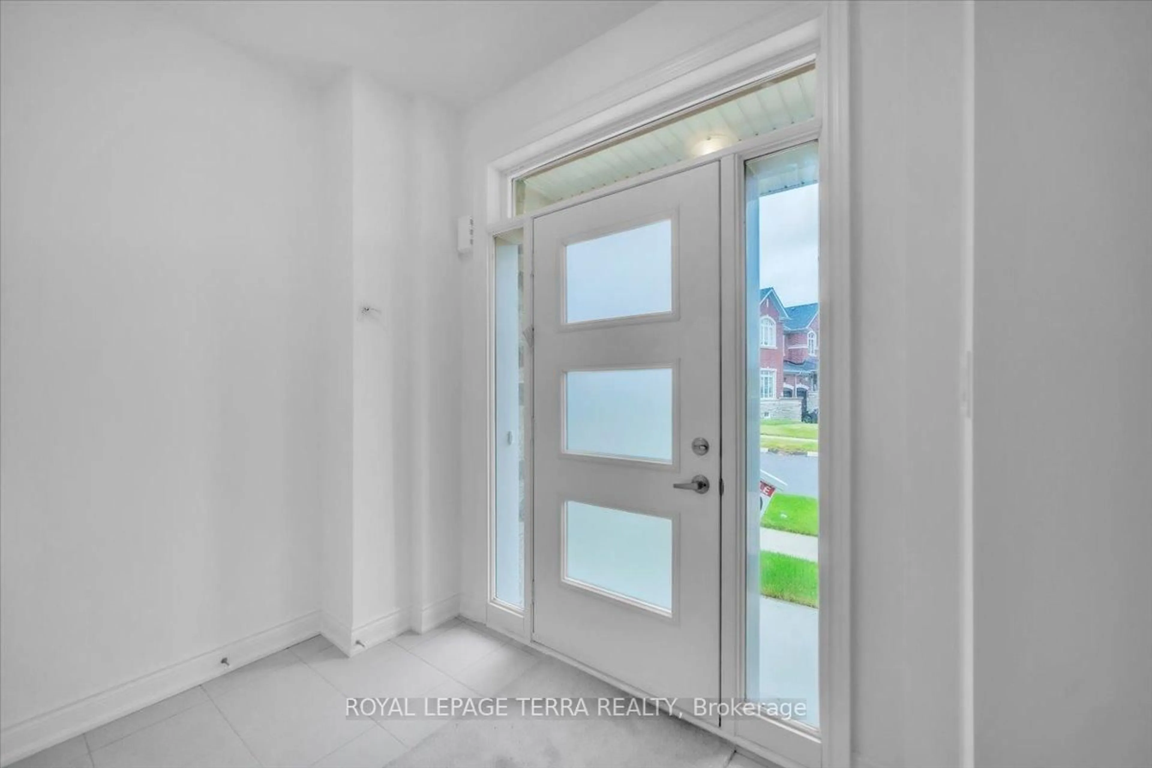 Indoor entryway for 28 Bloomfield Cres, Cambridge Ontario N1R 0E9