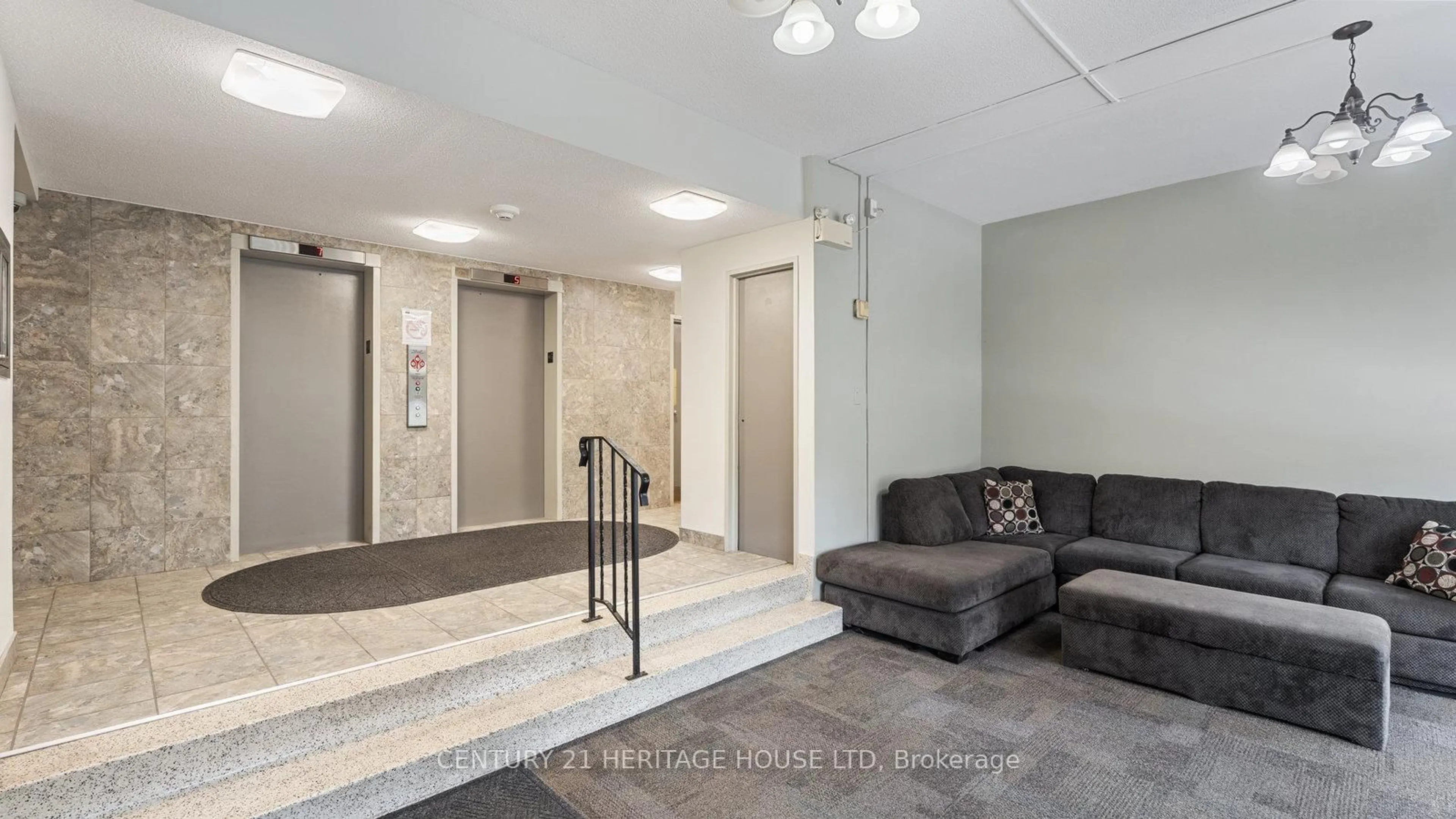 Indoor foyer for 1950 Main St #408, Hamilton Ontario L8S 4M9