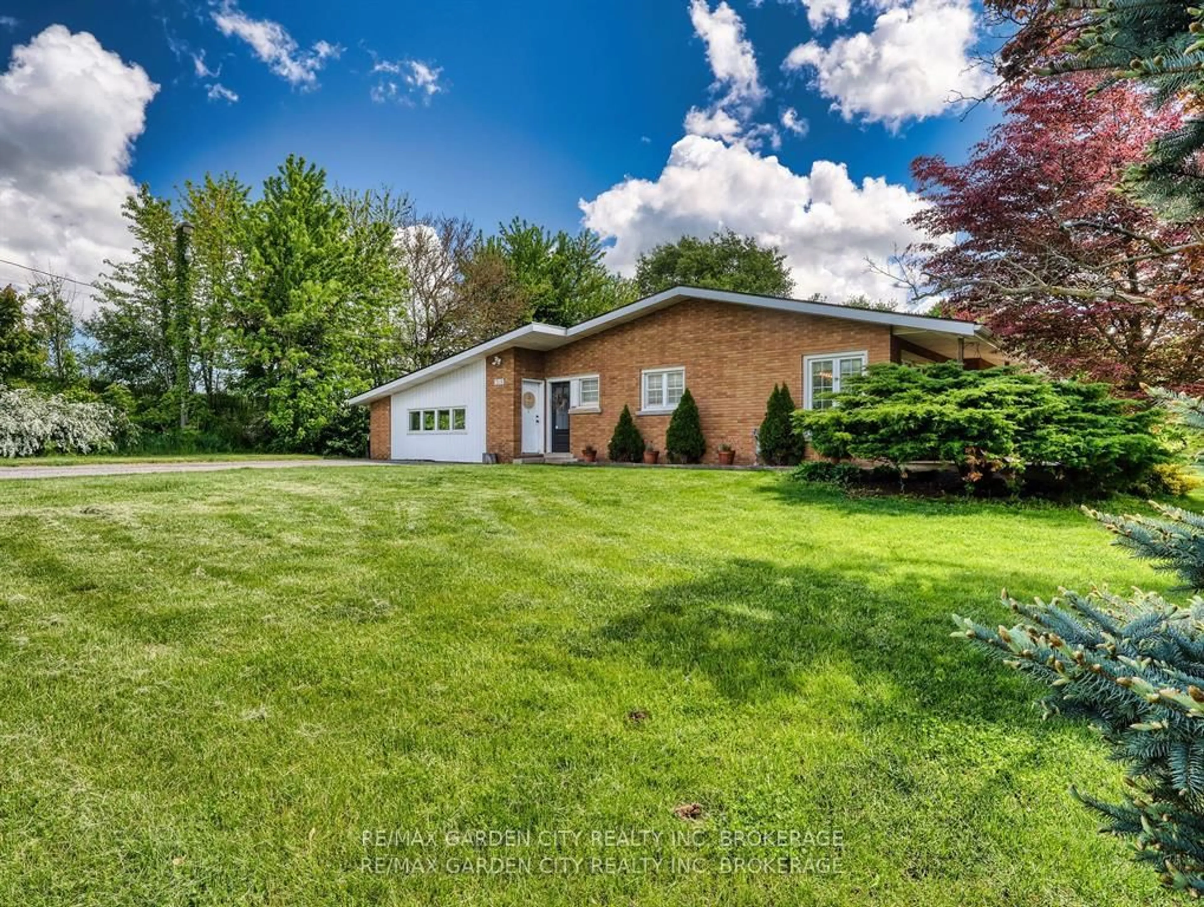 A pic from outside/outdoor area/front of a property/back of a property/a pic from drone, unknown for 1519 Effingham St, Pelham Ontario L0S 1C0
