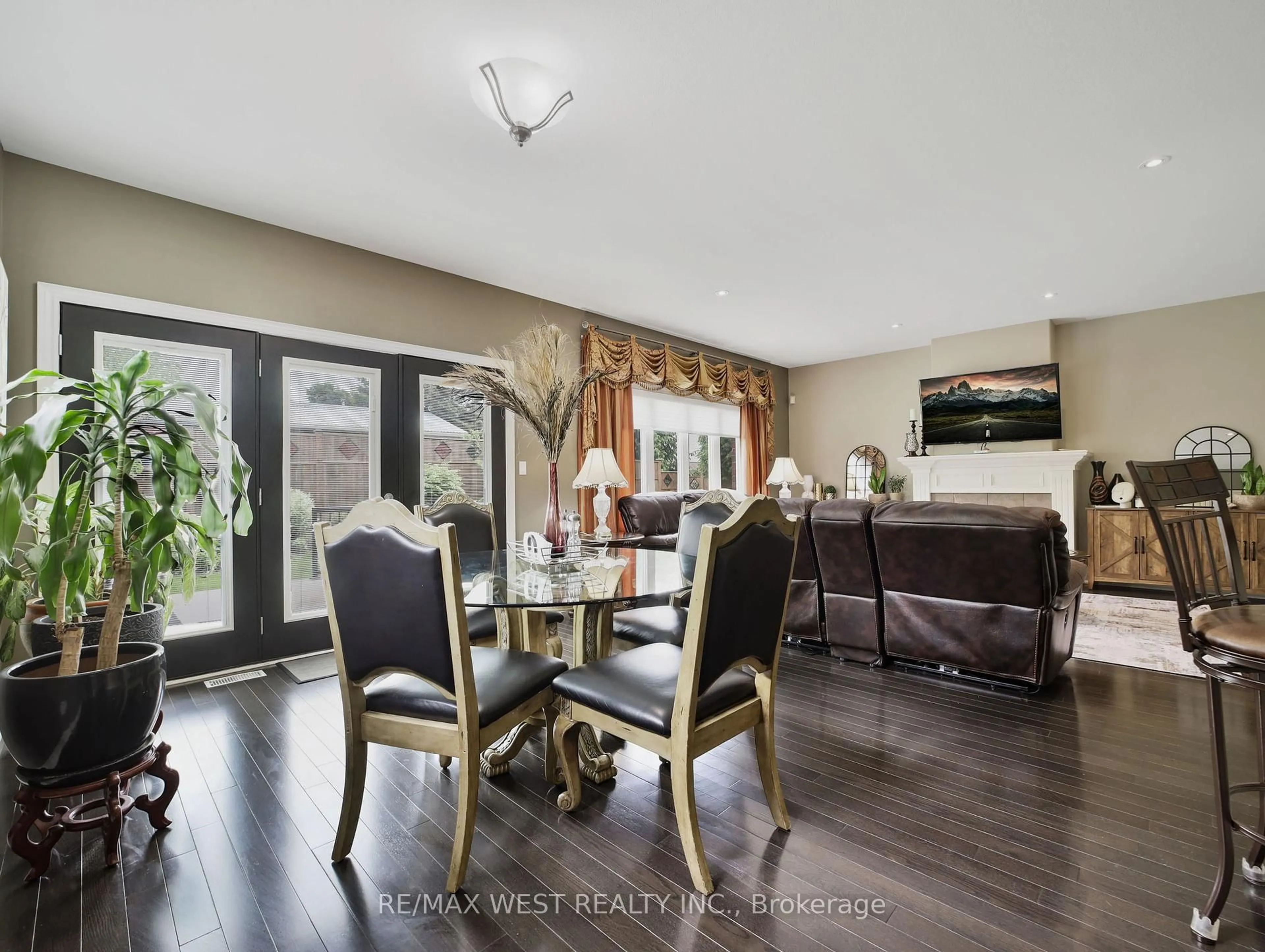 Dining room, wood/laminate floor for 59 Cherry Ridge Blvd, Pelham Ontario L0S 1C0