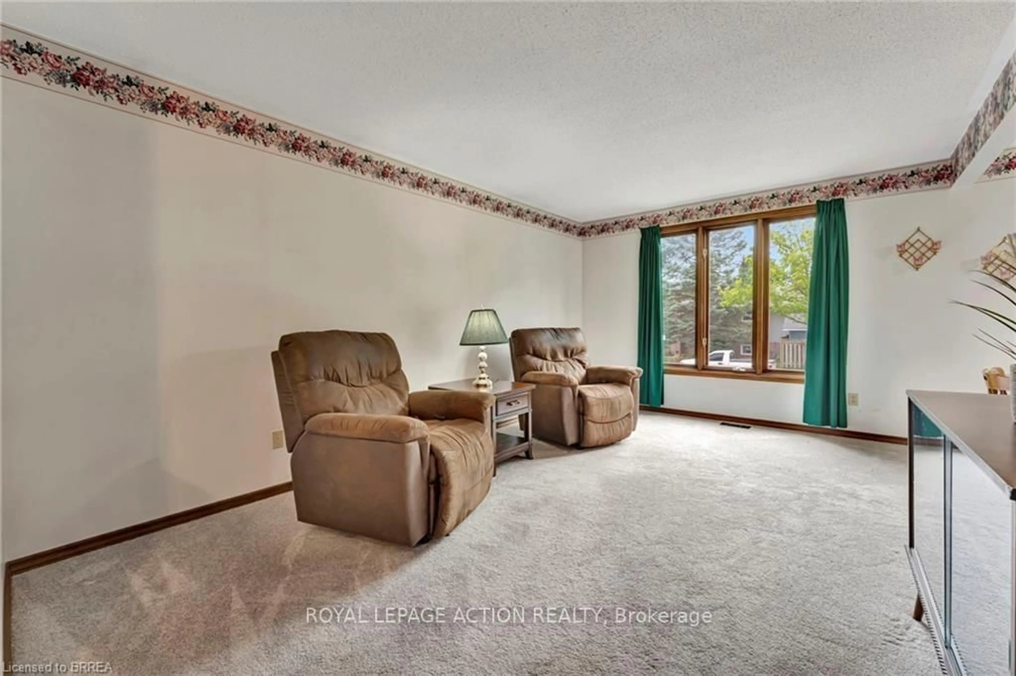Living room with furniture, carpet floor for 31 Osijek Cres, Brantford Ontario N3P 1Z4