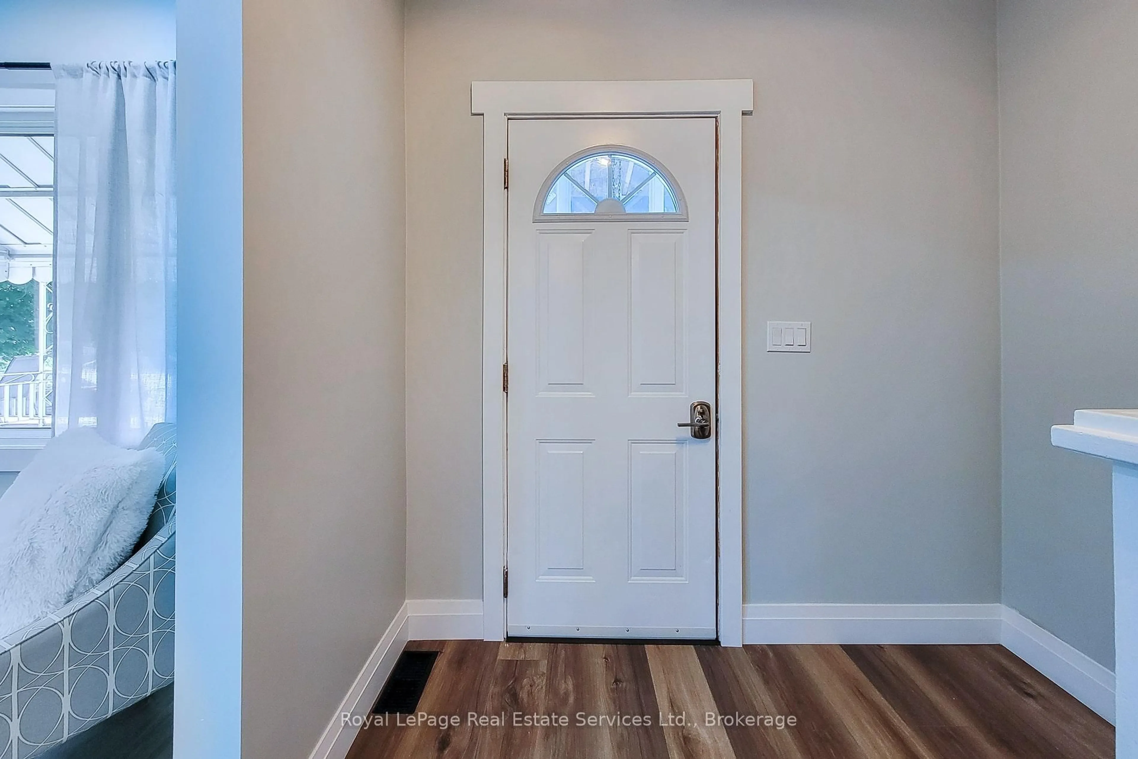 Indoor entryway for 116 Garside Ave, Hamilton Ontario L8H 4W3