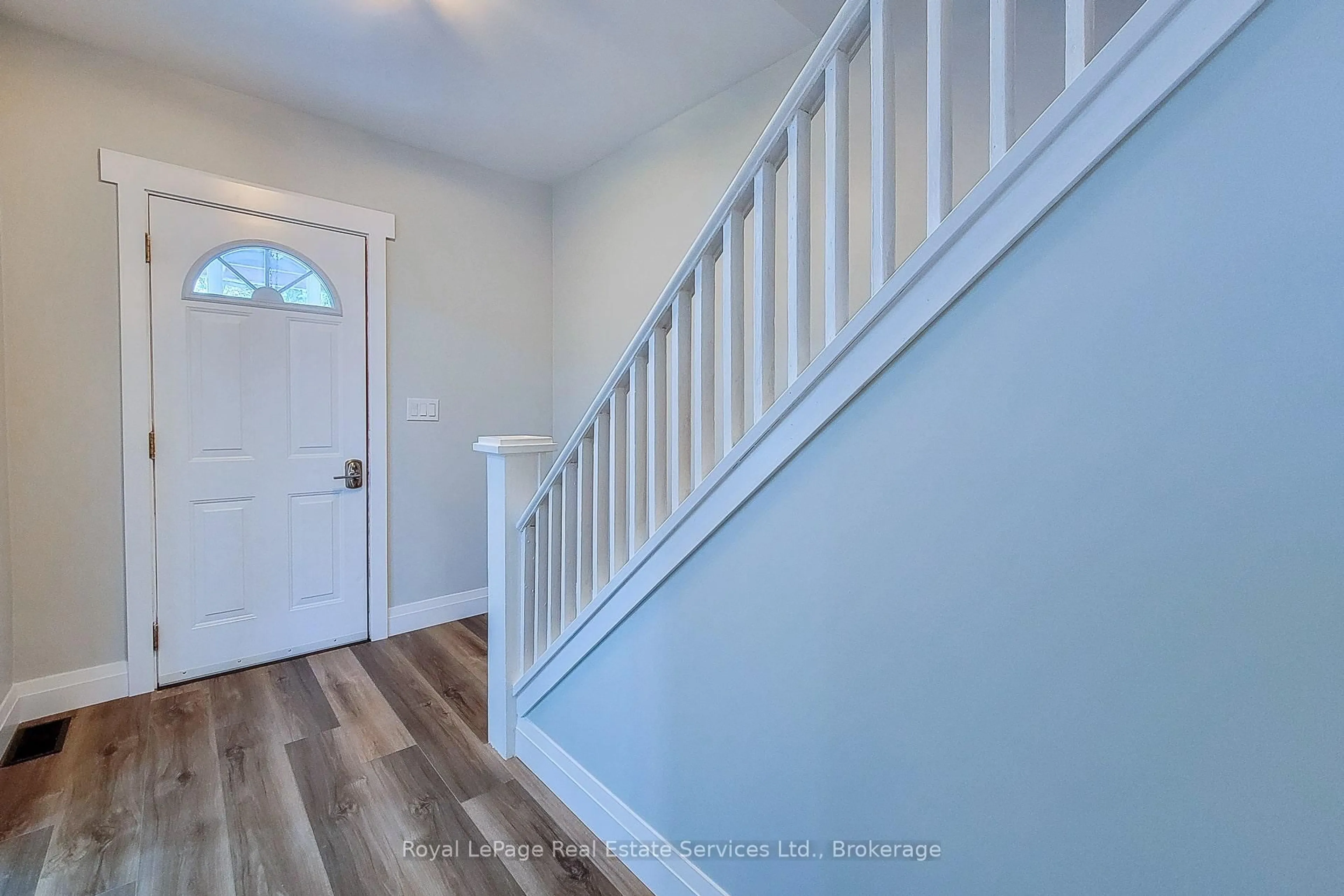 Indoor entryway for 116 Garside Ave, Hamilton Ontario L8H 4W3