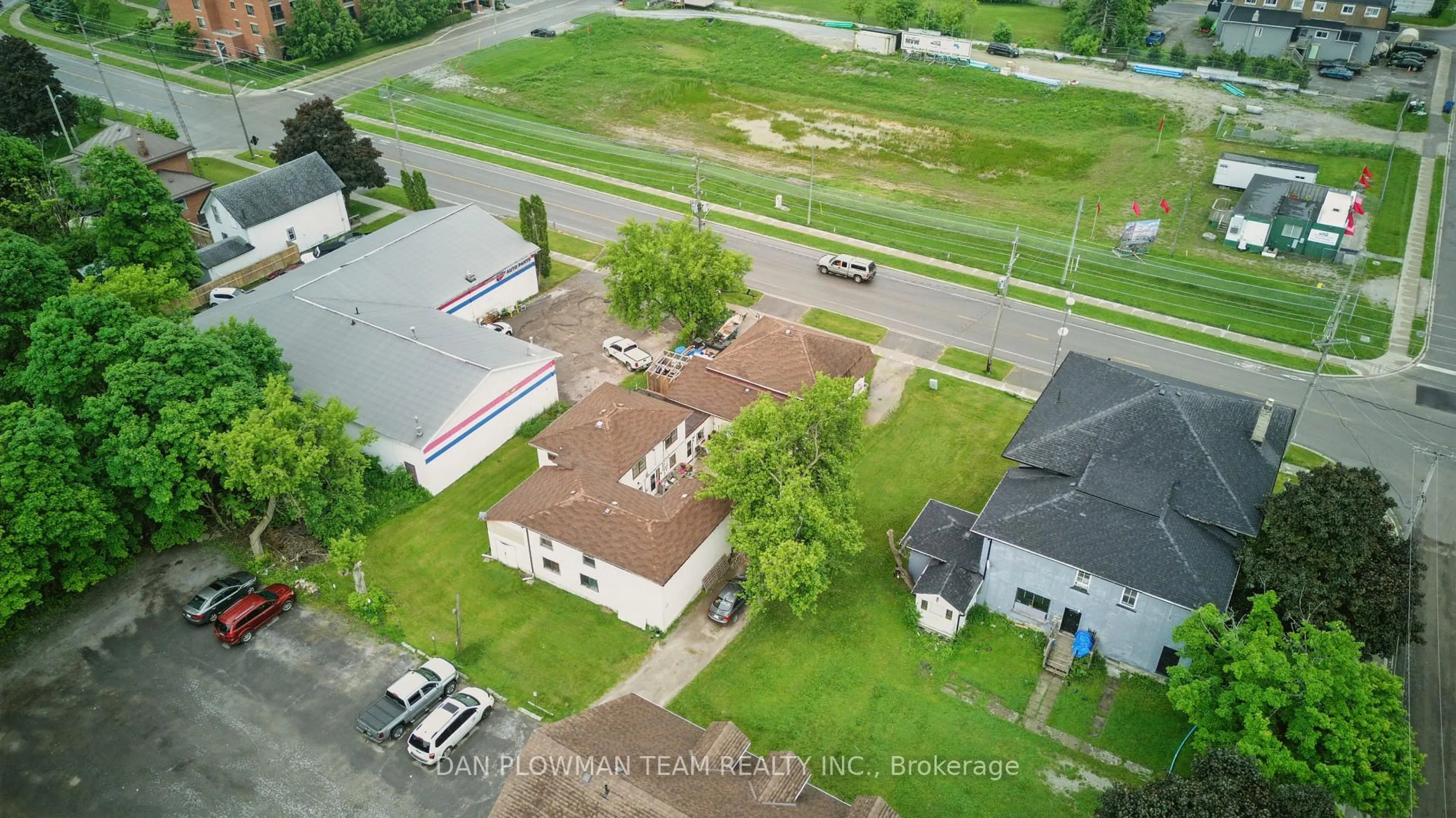 A pic from outside/outdoor area/front of a property/back of a property/a pic from drone, building for 26/30/55 Victoria / Glenelg Ave, Kawartha Lakes Ontario K9V 3C8
