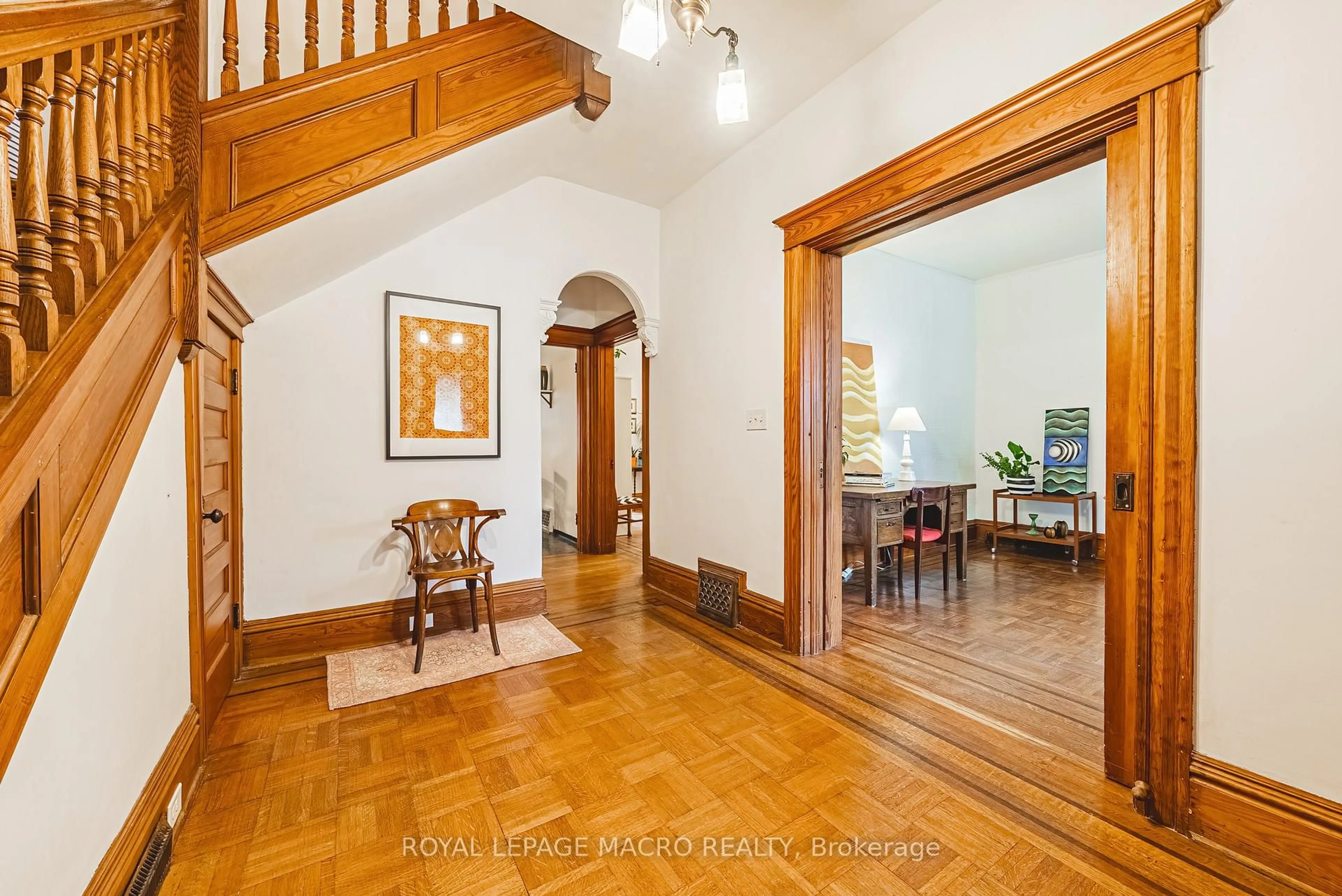 Indoor foyer for 168 Wentworth St, Hamilton Ontario L8N 2Z2