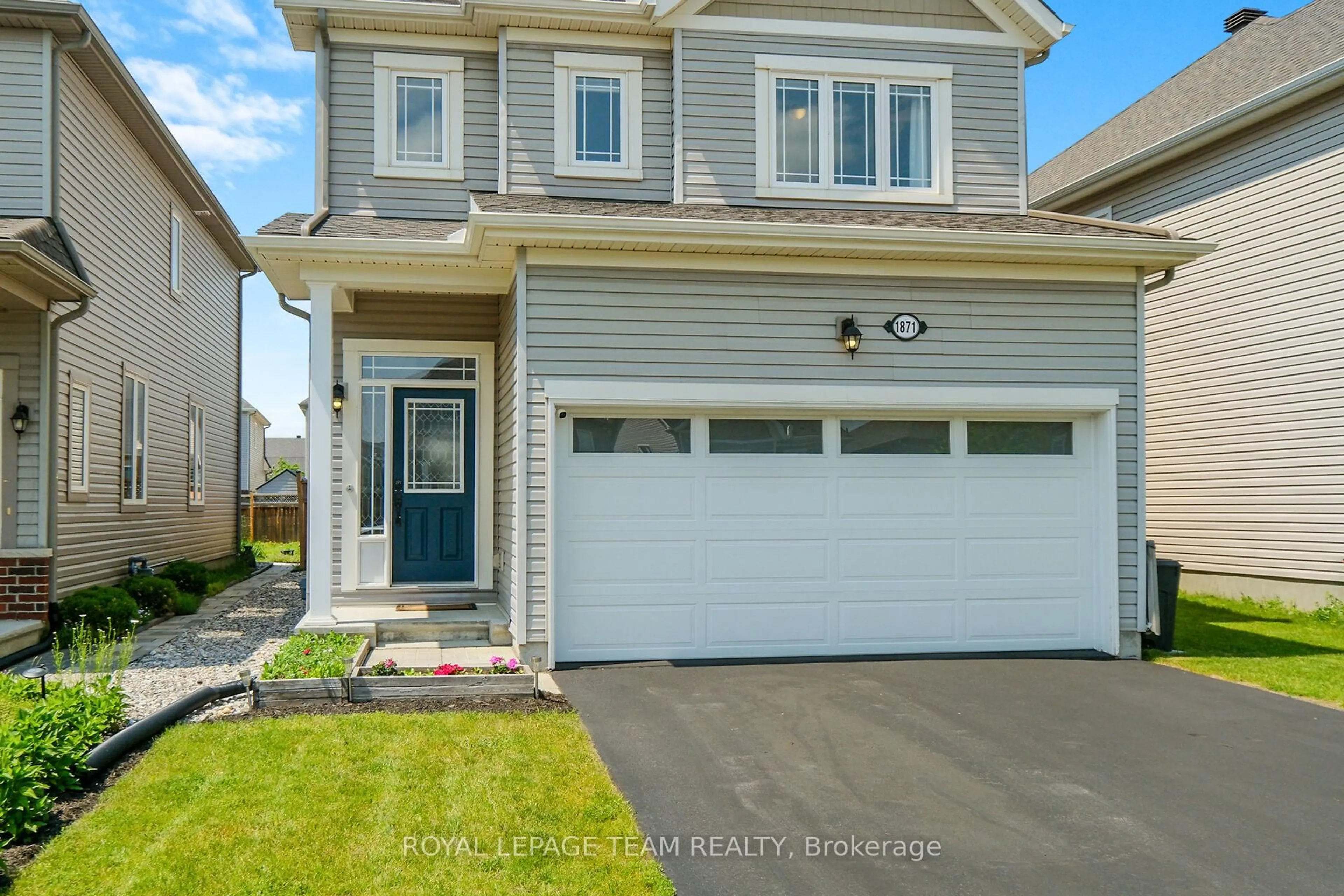 Home with vinyl exterior material, street for 1871 Glencrest Rd, North Grenville Ontario K0G 1J0