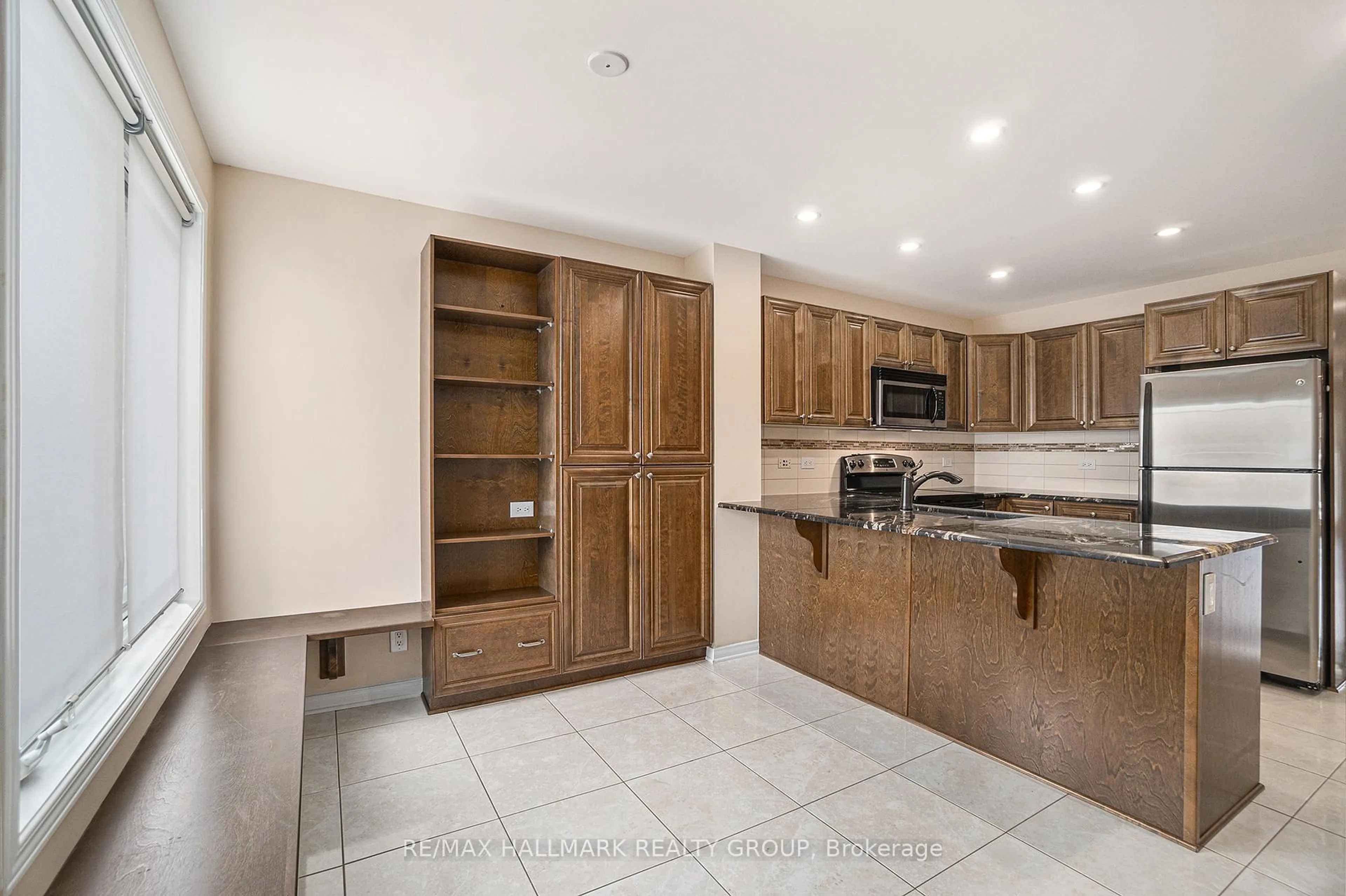 Open concept kitchen, ceramic/tile floor for 170 Den Haag Dr #17, Ottawa Ontario K1K 2V7
