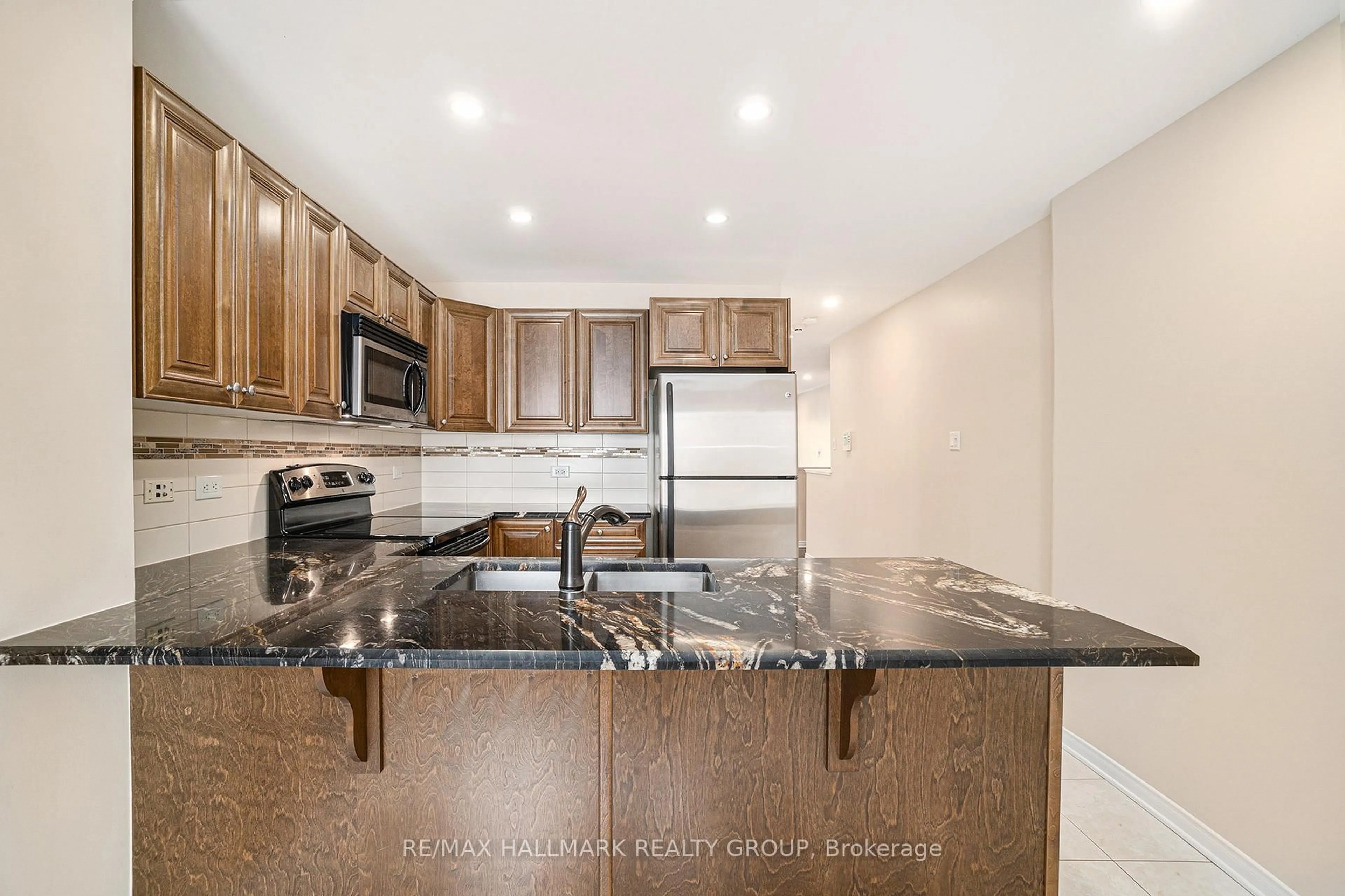 Standard kitchen, ceramic/tile floor for 170 Den Haag Dr #17, Ottawa Ontario K1K 2V7