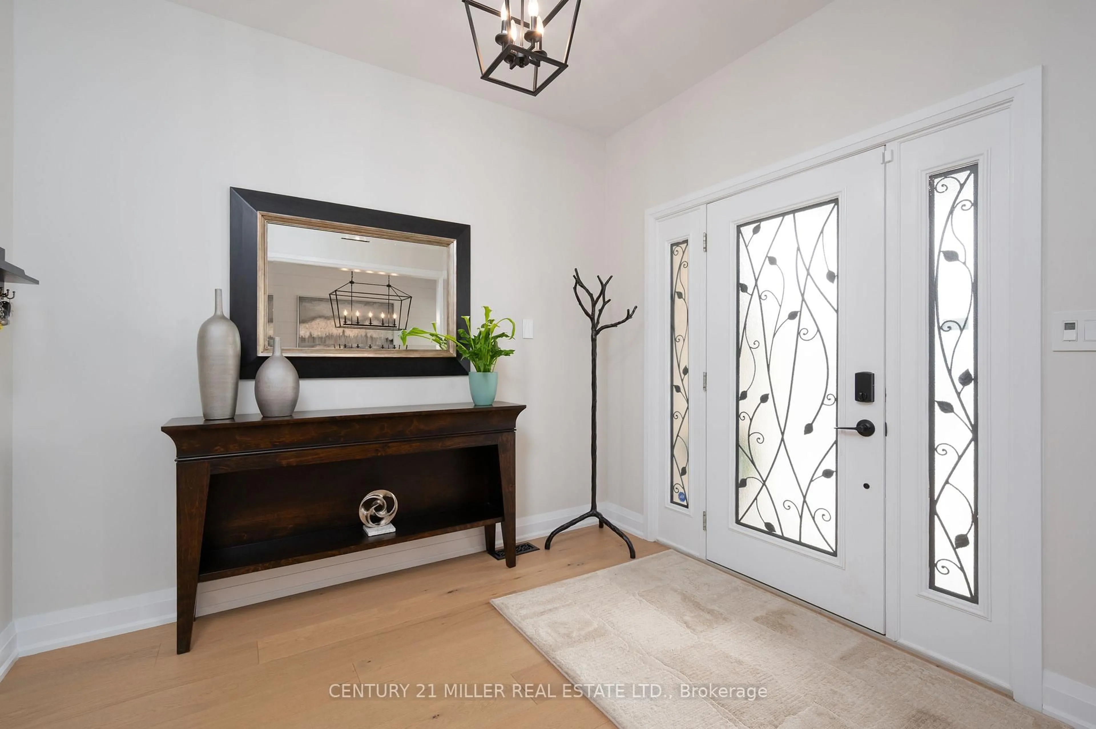 Indoor entryway for 108 Winston St, Guelph/Eramosa Ontario N0B 2K0