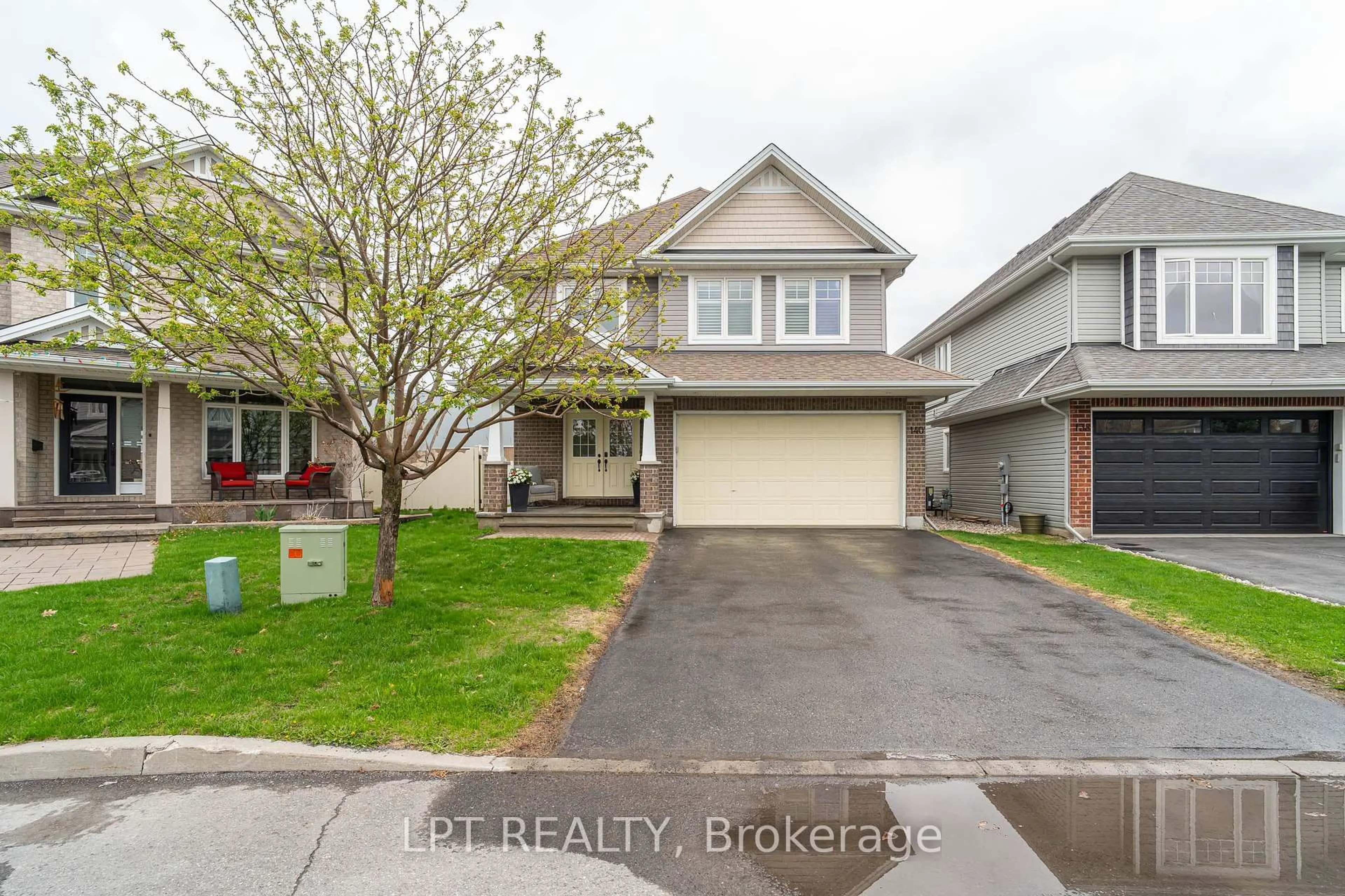A pic from outside/outdoor area/front of a property/back of a property/a pic from drone, street for 140 Montargis Circ, Ottawa Ontario K4A 0M5