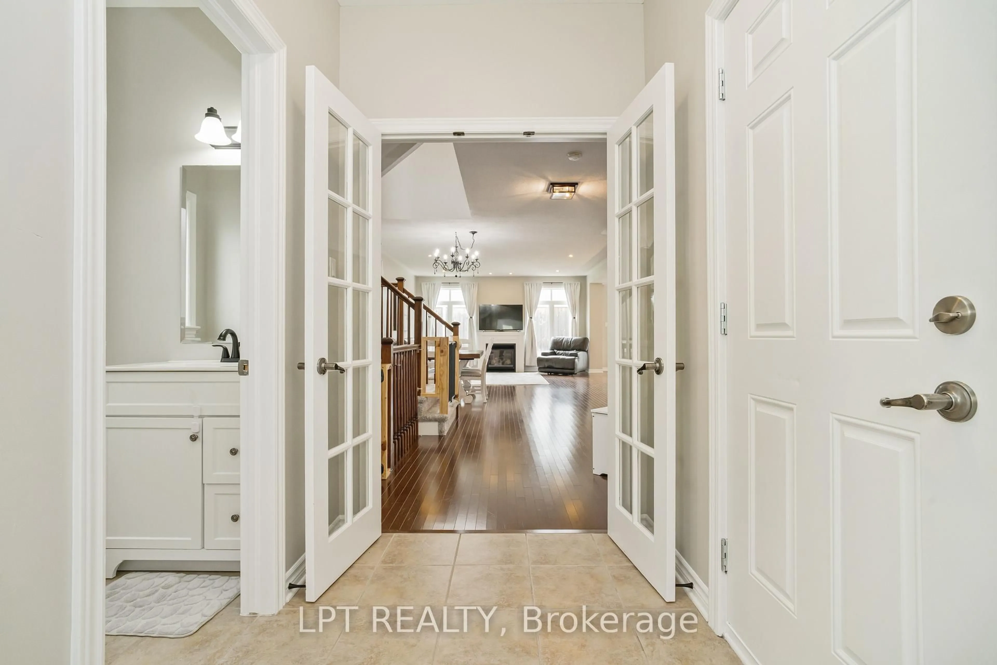 Indoor entryway for 140 Montargis Circ, Ottawa Ontario K4A 0M5