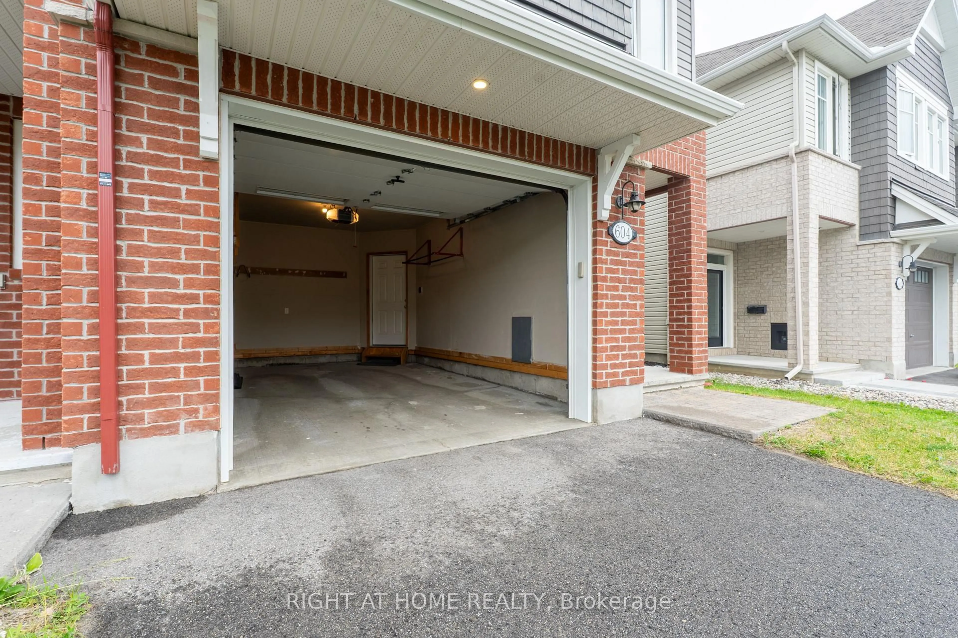Indoor garage for 604 Egret Way, Ottawa Ontario K2J 6K9