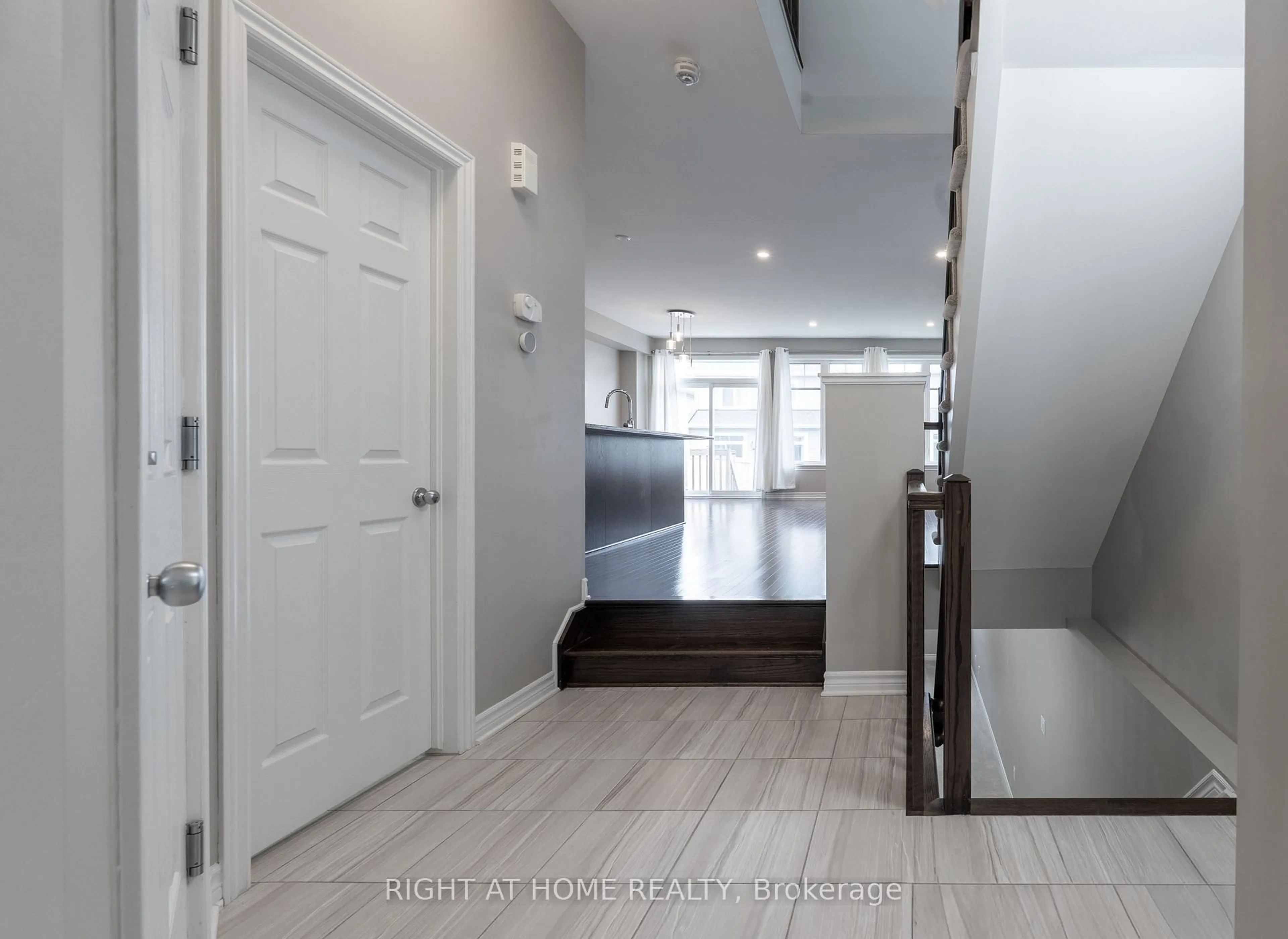 Indoor entryway for 604 Egret Way, Ottawa Ontario K2J 6K9