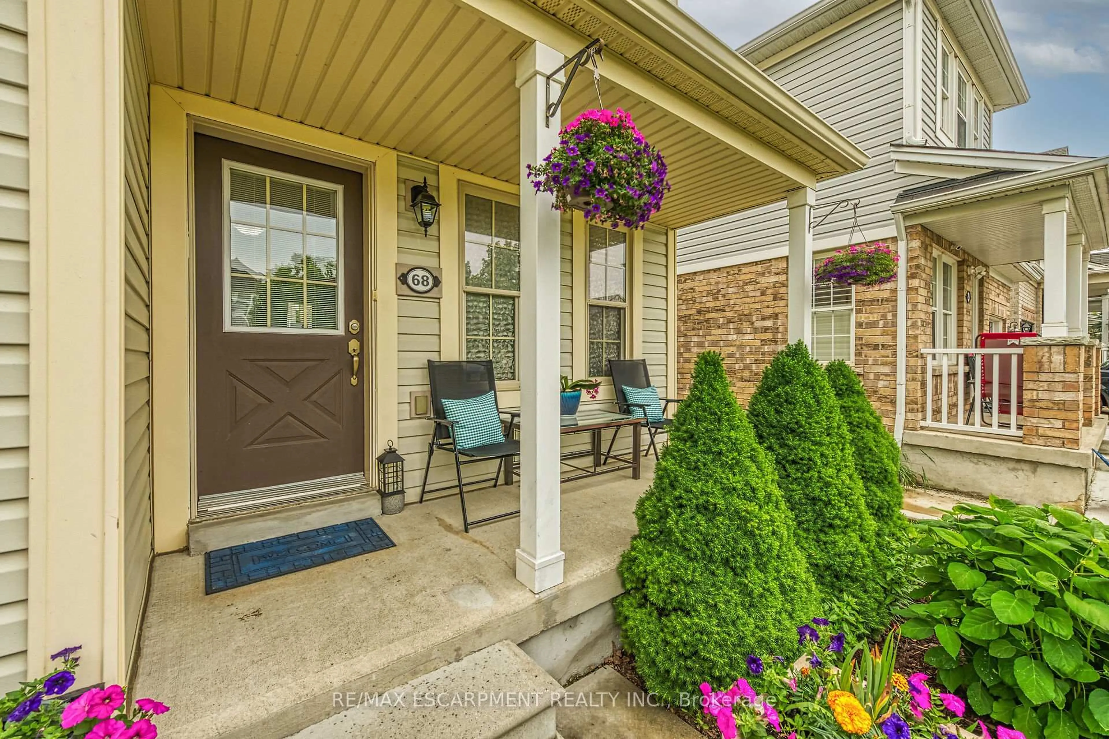 Indoor entryway for 68 Powell Dr, Hamilton Ontario L0R 1C0