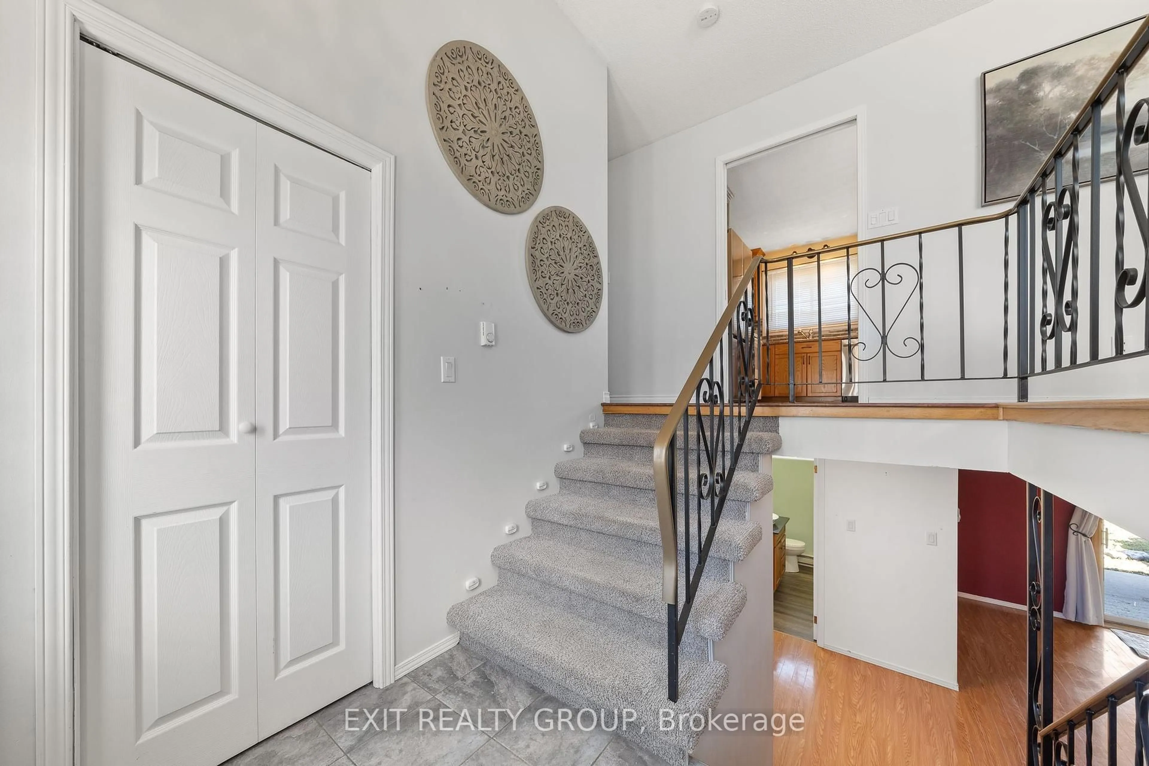 Indoor entryway for 37 Glenn Dr, Quinte West Ontario K8V 6C7