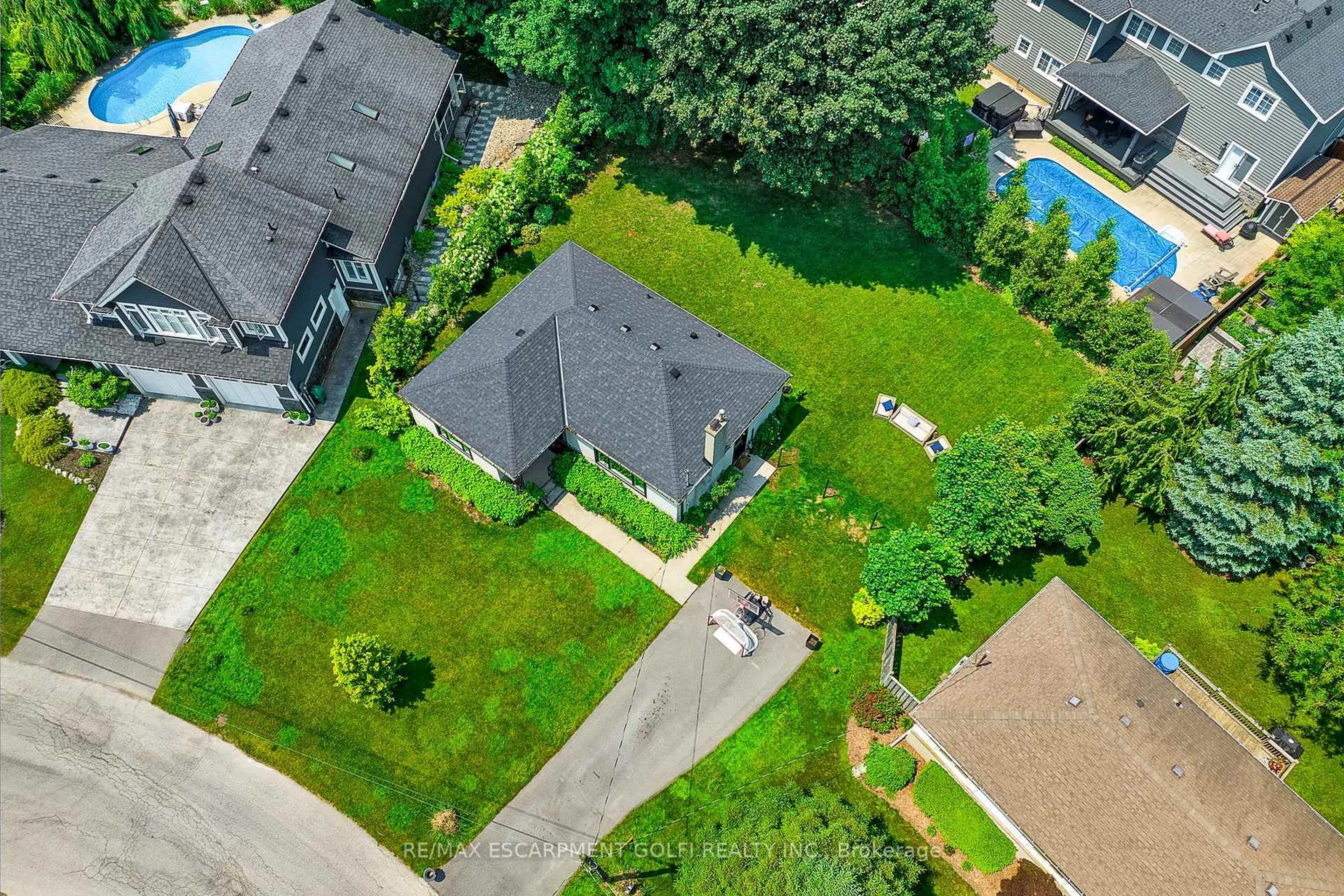 A pic from outside/outdoor area/front of a property/back of a property/a pic from drone, street for 108 Cumming Crt, Hamilton Ontario L9G 1V3