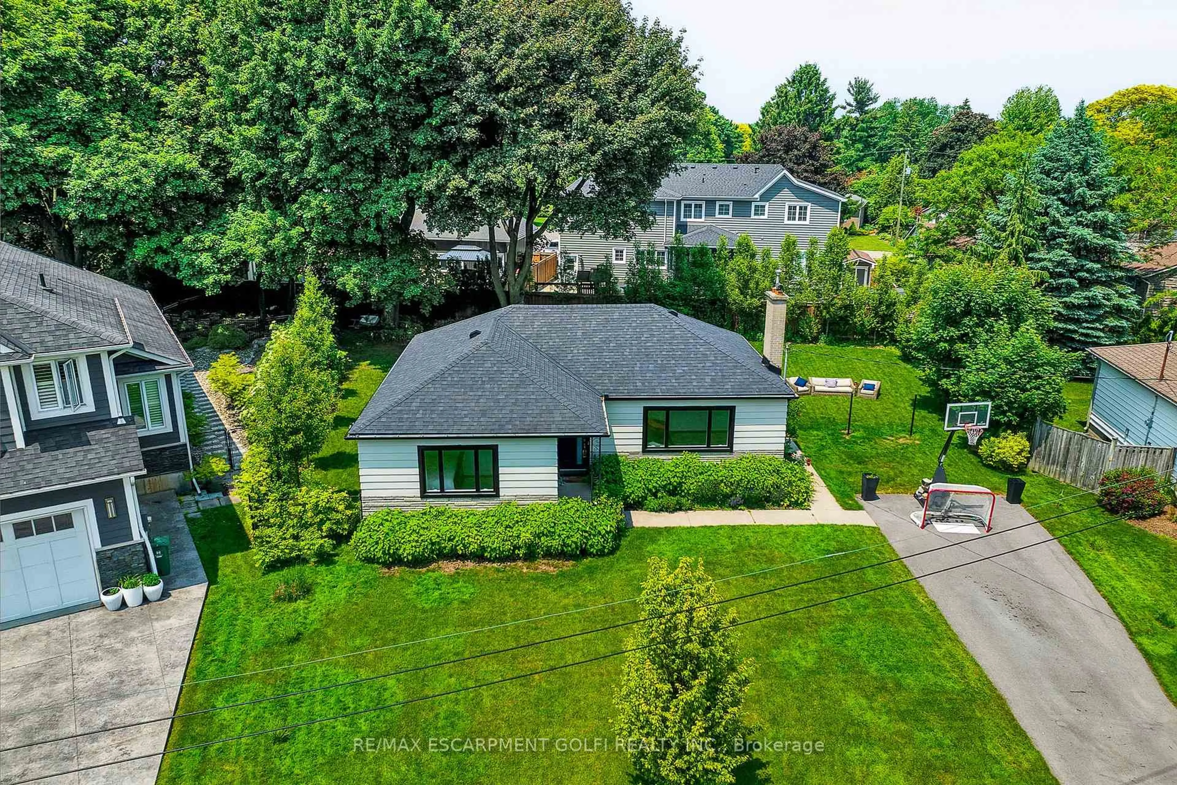 A pic from outside/outdoor area/front of a property/back of a property/a pic from drone, street for 108 Cumming Crt, Hamilton Ontario L9G 1V3
