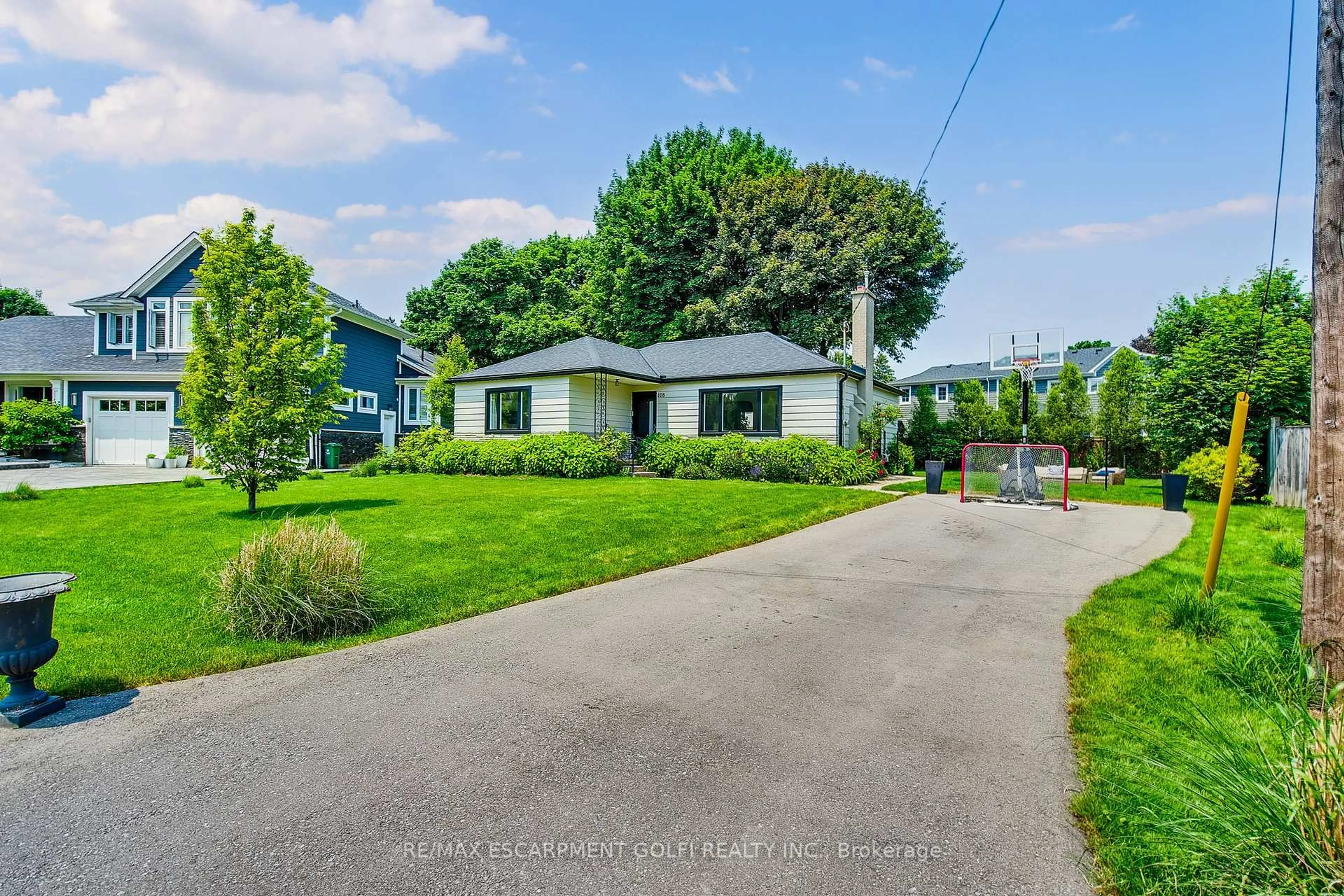 A pic from outside/outdoor area/front of a property/back of a property/a pic from drone, street for 108 Cumming Crt, Hamilton Ontario L9G 1V3