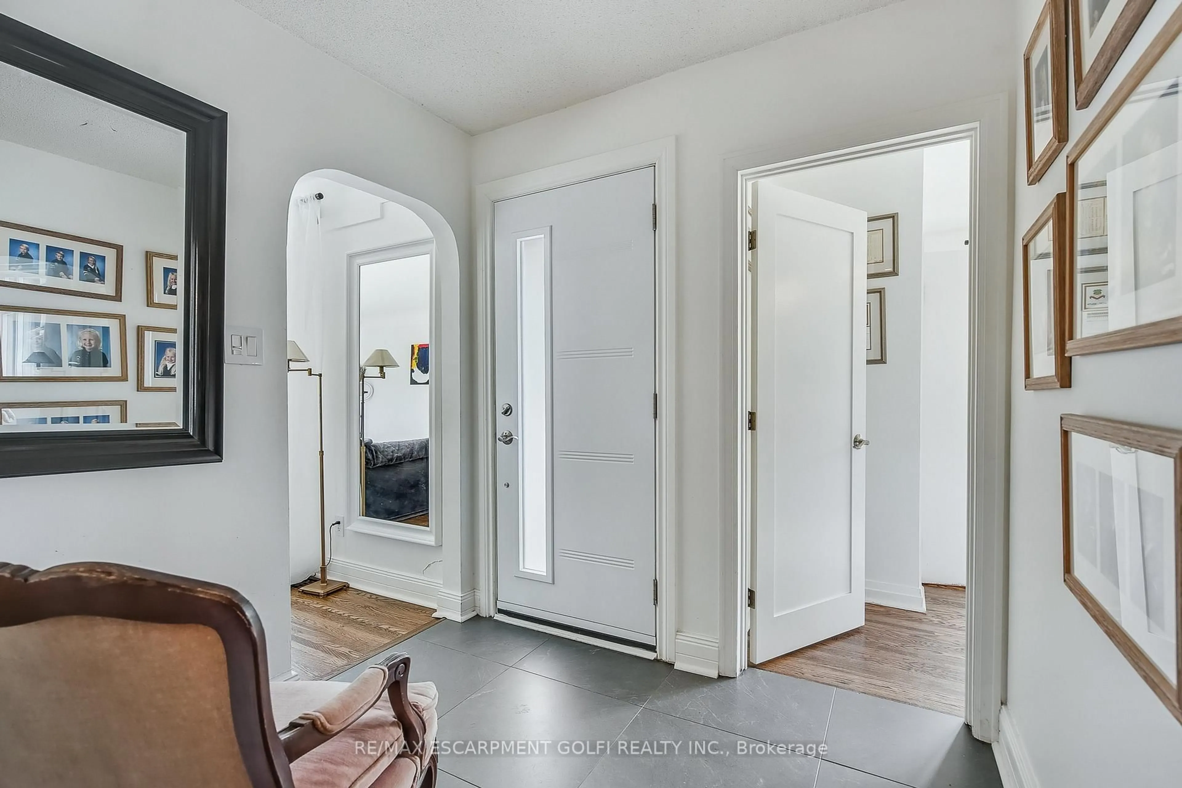 Indoor entryway for 108 Cumming Crt, Hamilton Ontario L9G 1V3