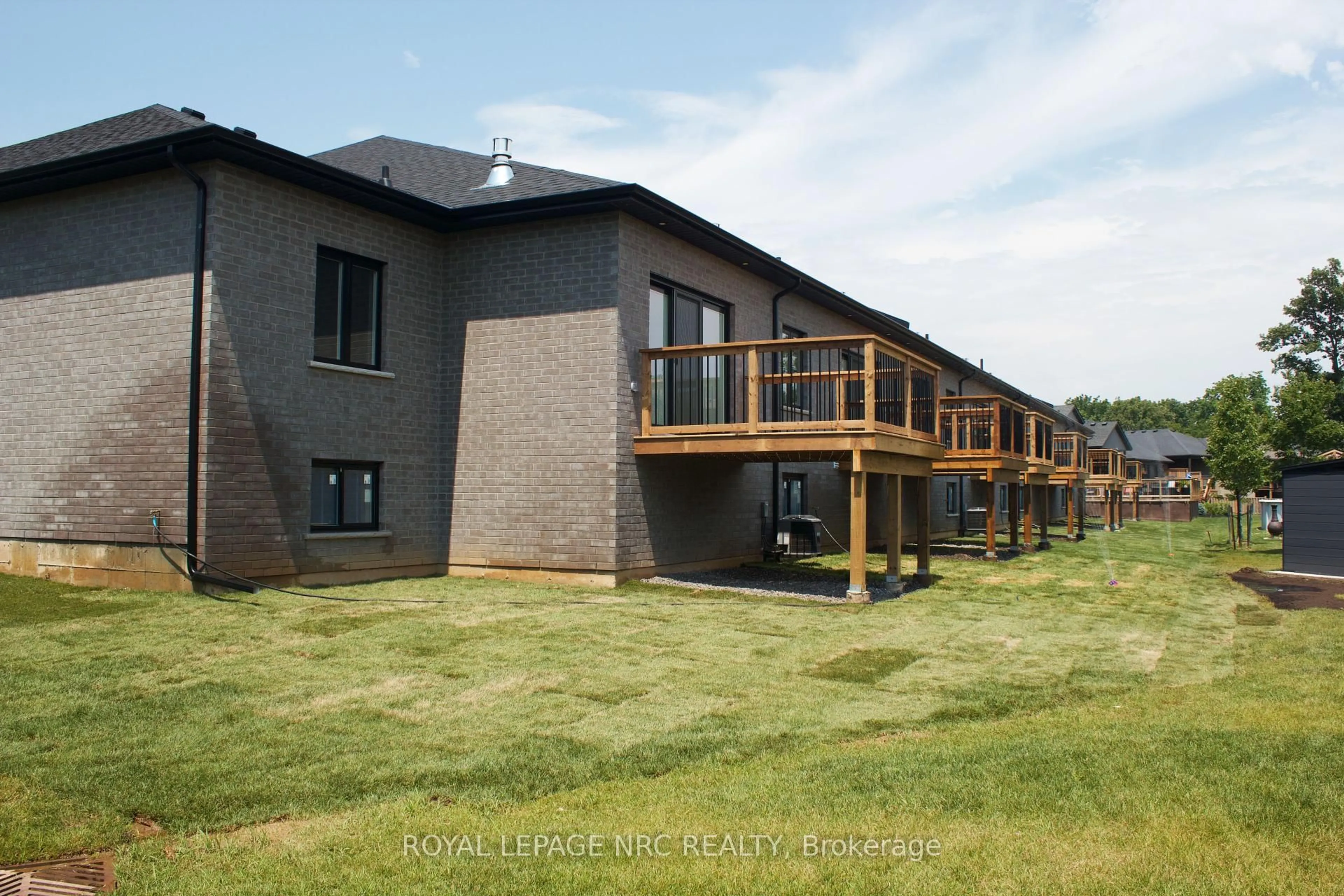 A pic from outside/outdoor area/front of a property/back of a property/a pic from drone, building for 740 Clarence St, Port Colborne Ontario L3K 0A8