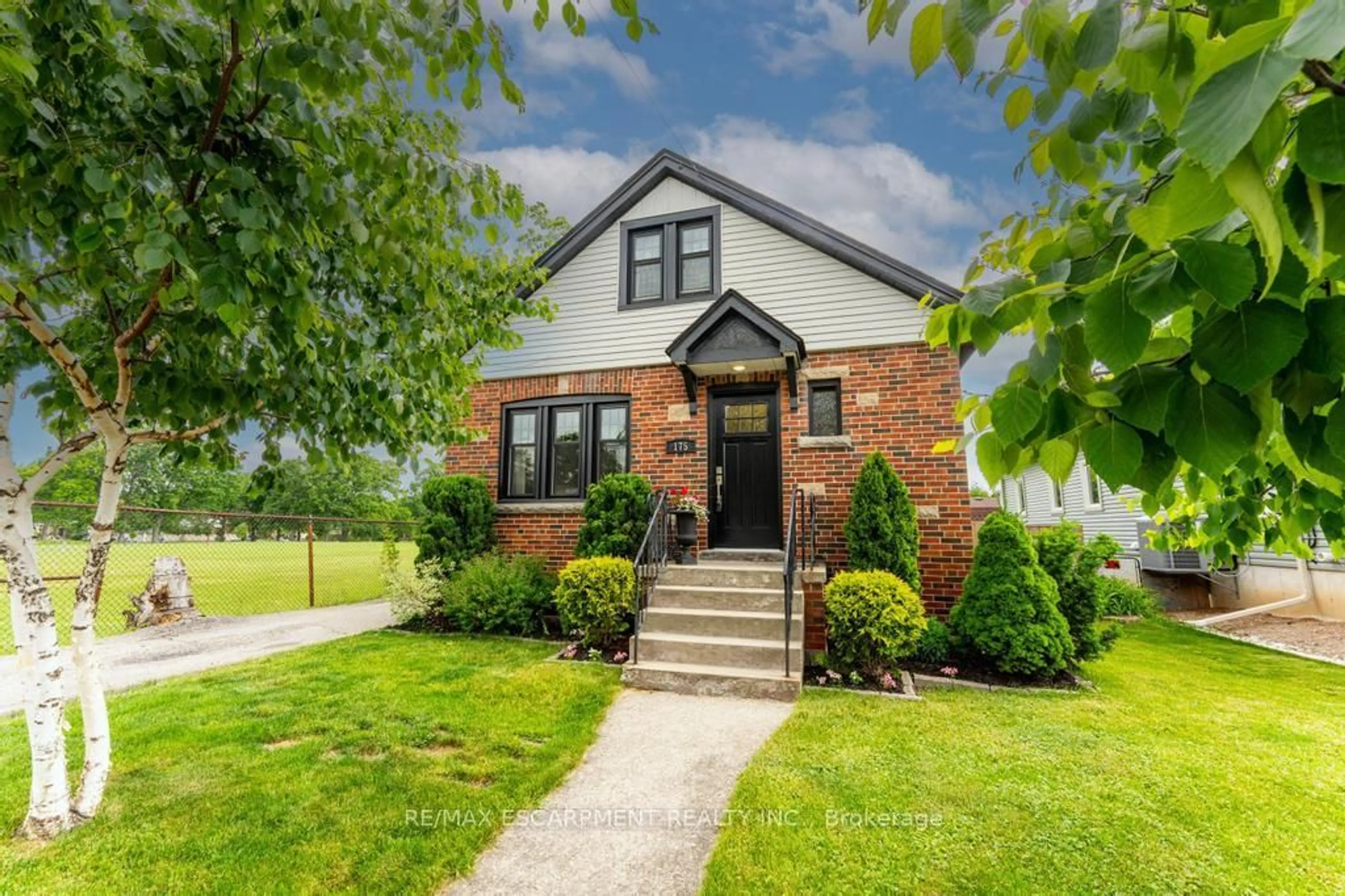 Home with brick exterior material, street for 175 Brucedale Ave, Hamilton Ontario L9A 1N8