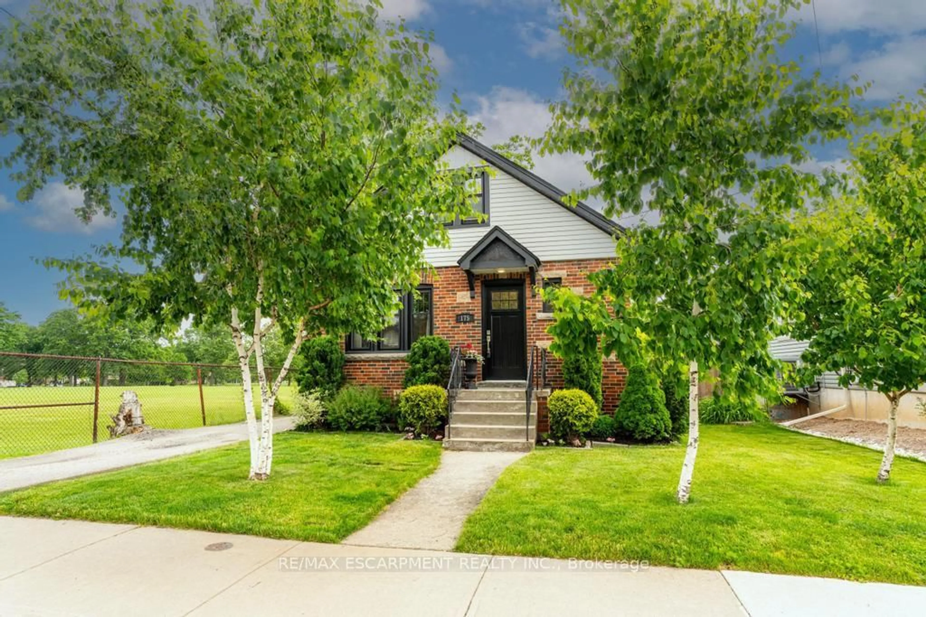 Home with brick exterior material, street for 175 Brucedale Ave, Hamilton Ontario L9A 1N8