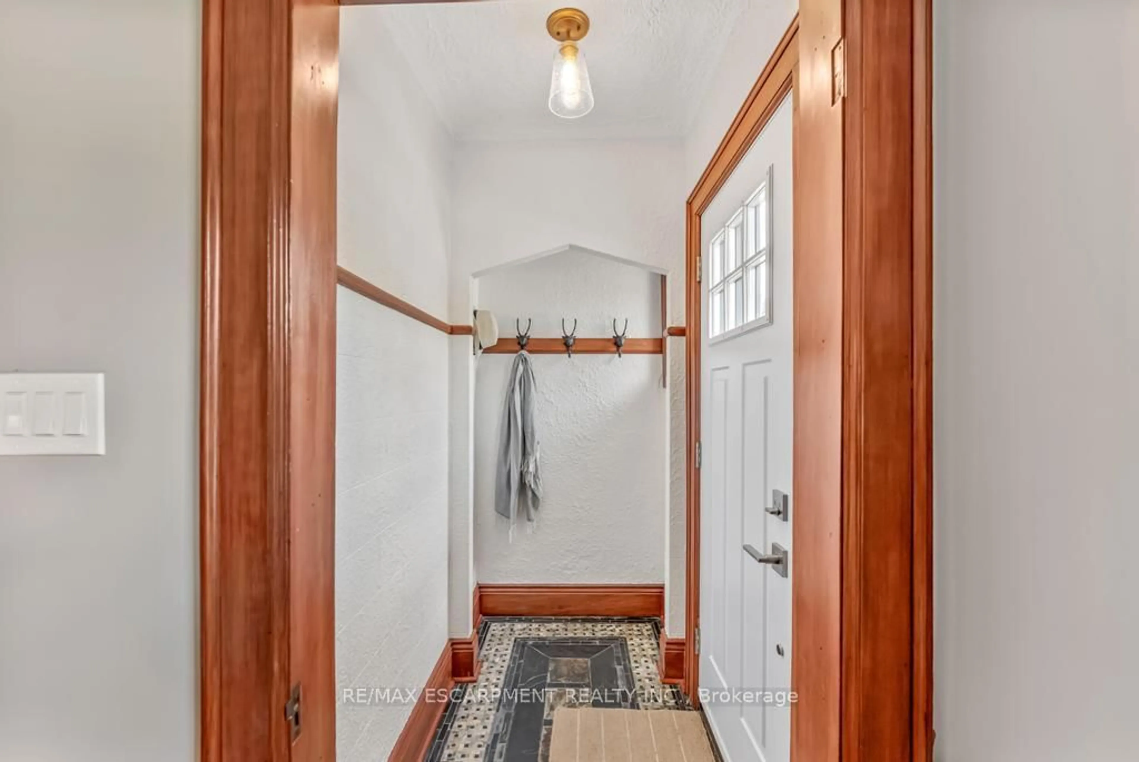 Indoor entryway for 175 Brucedale Ave, Hamilton Ontario L9A 1N8