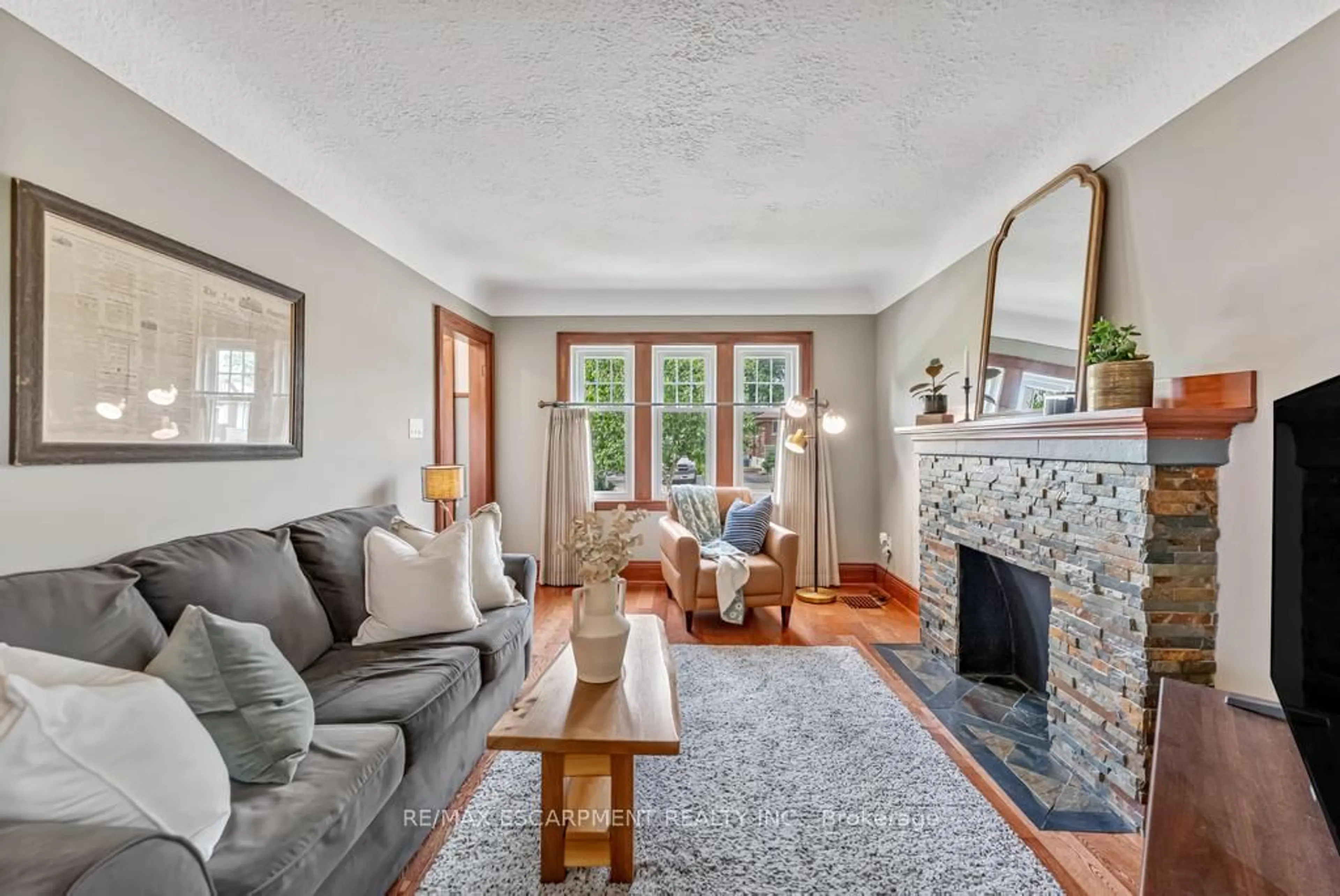 Living room with furniture, unknown for 175 Brucedale Ave, Hamilton Ontario L9A 1N8