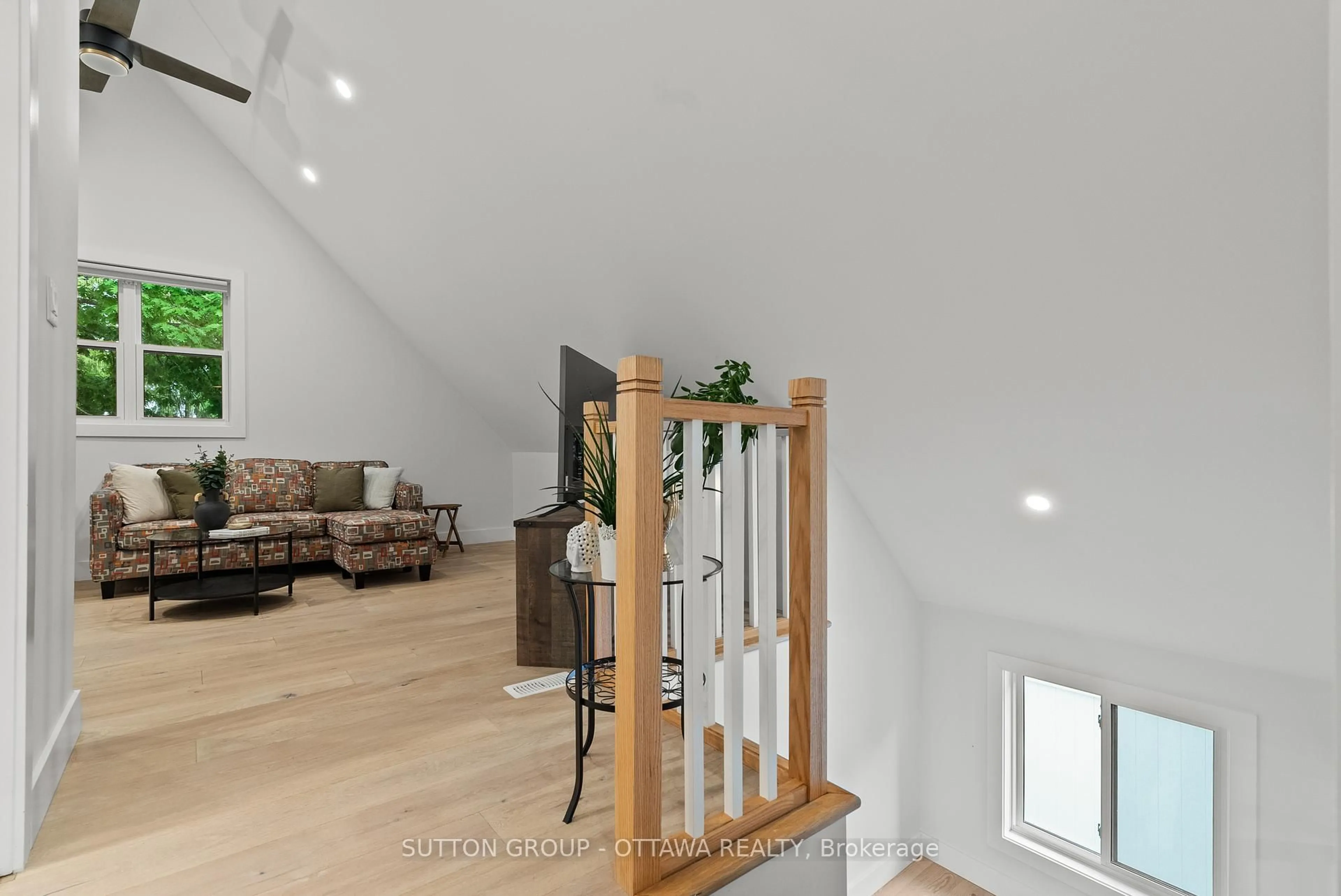 Indoor entryway for 513 Oxford St, North Grenville Ontario K0G 1J0